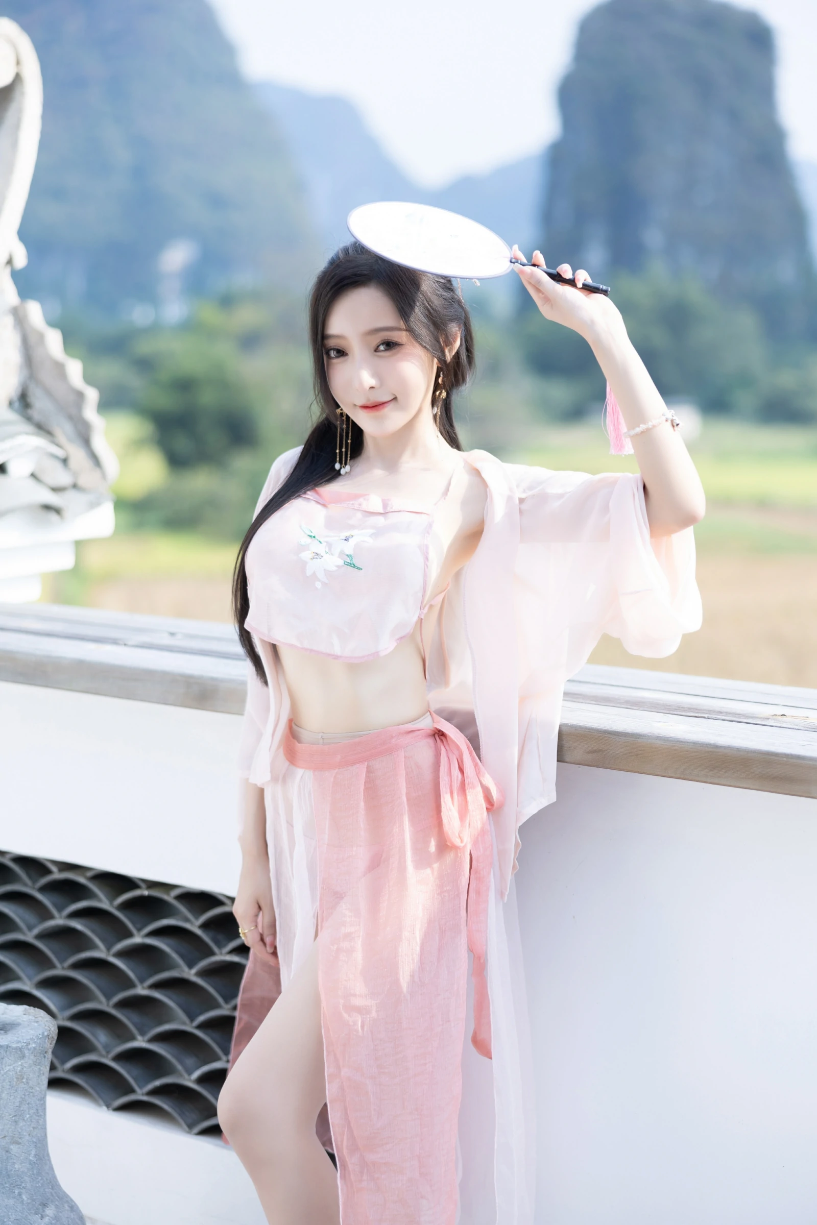 [秀人内购] 王馨瑶Yanni 诱人私拍福利 粉色古装情趣
