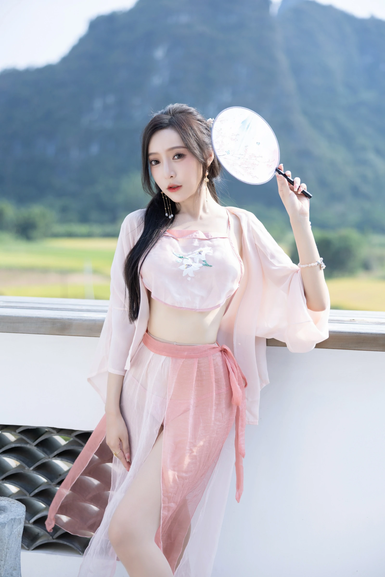 [秀人内购] 王馨瑶Yanni 诱人私拍福利 粉色古装情趣