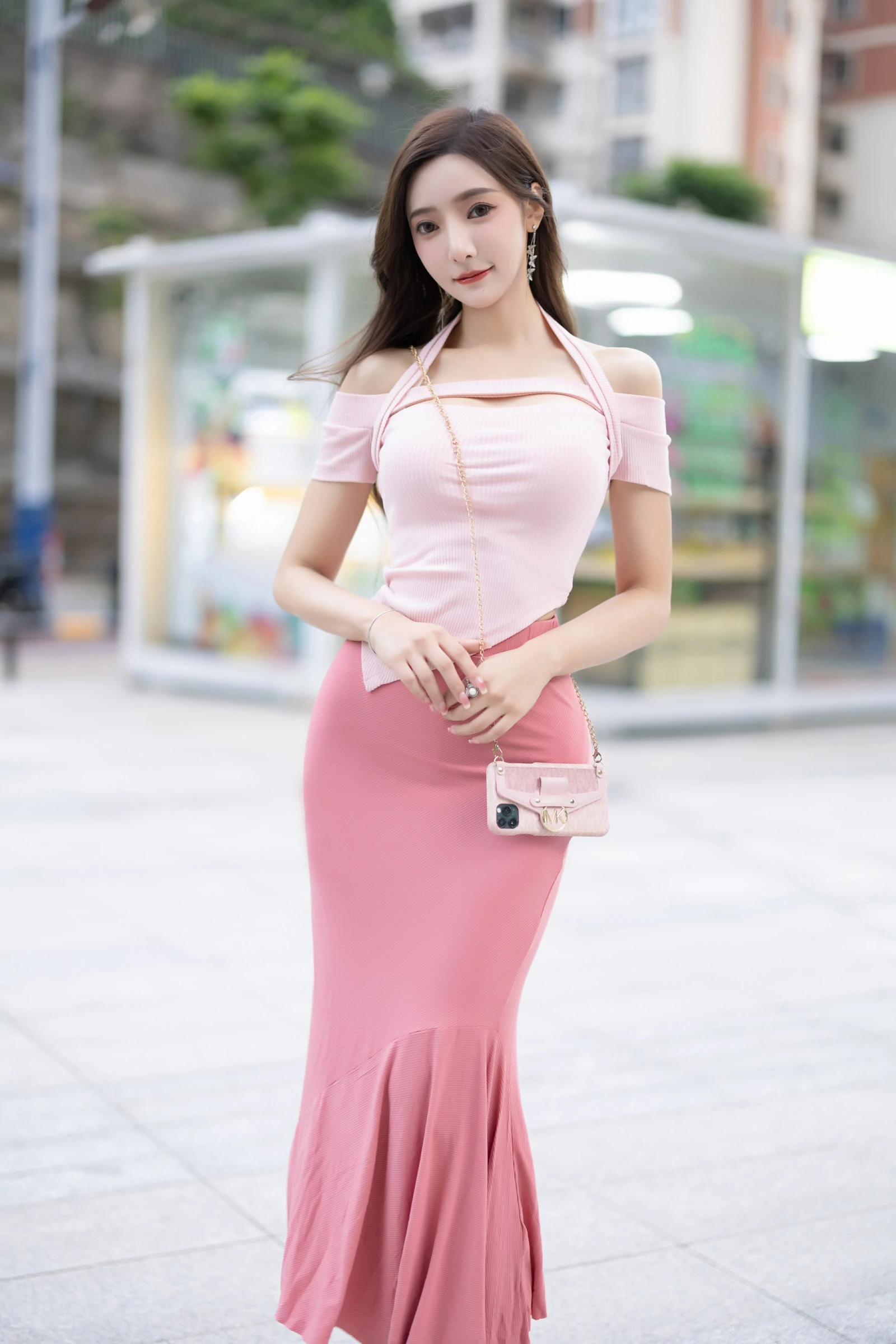 [秀人内购] 王馨瑶Yanni 诱人私拍福利 粉色上衣配半身裙 小奶牛内衣