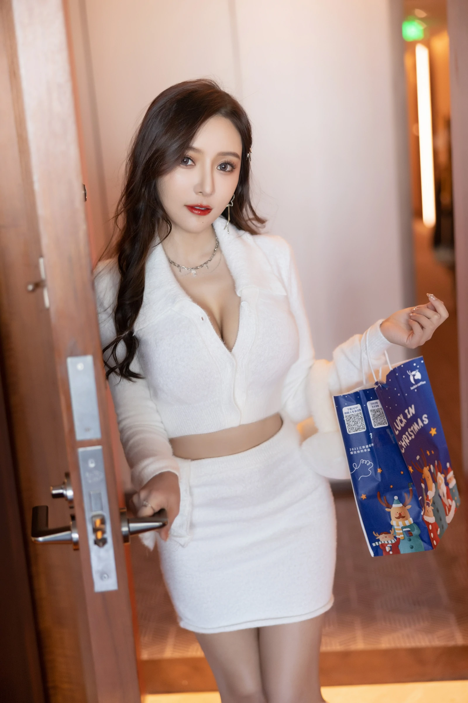 [秀人内购] 王馨瑶Yanni 诱人私拍福利 白色套装