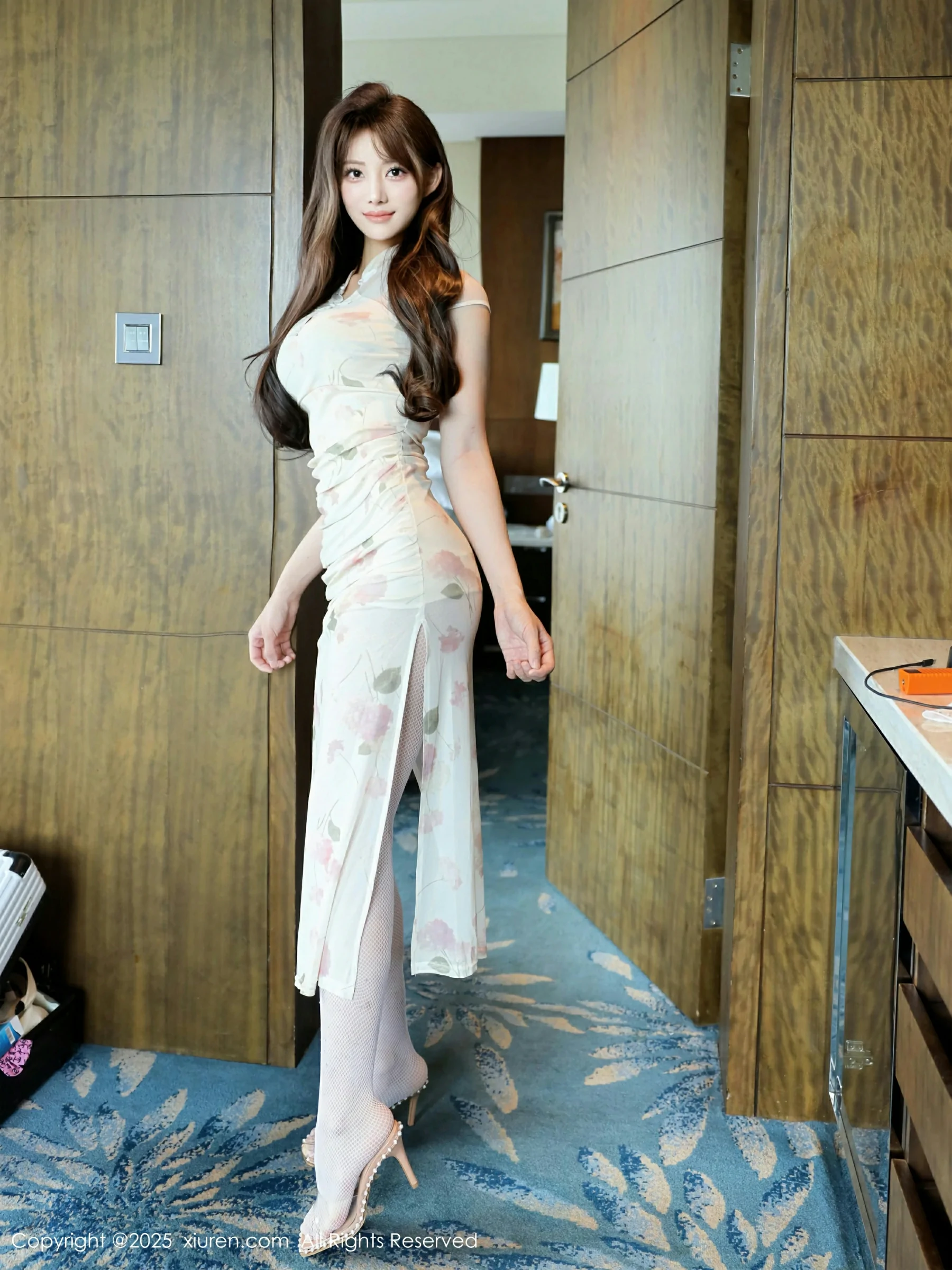 [XiuRen秀人网] 2025.06.05 No.10364 梨霜儿 新人首套写真 性感浅色旗袍 白色网袜 [80+1P]