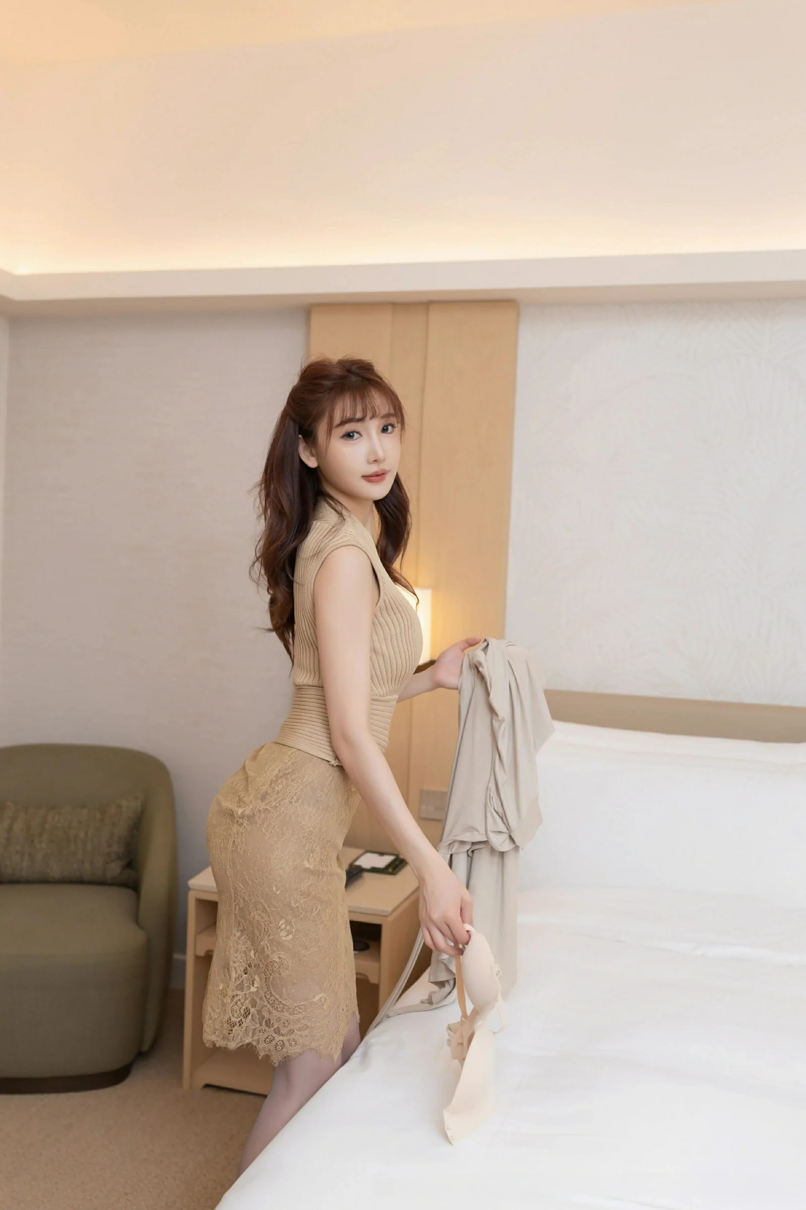 [XiuRen秀人网] 2025.06.05 No.10370 陆萱萱 性感紫色情趣内衣 紫色丝袜 土耳其旅拍写真 [80+1P]