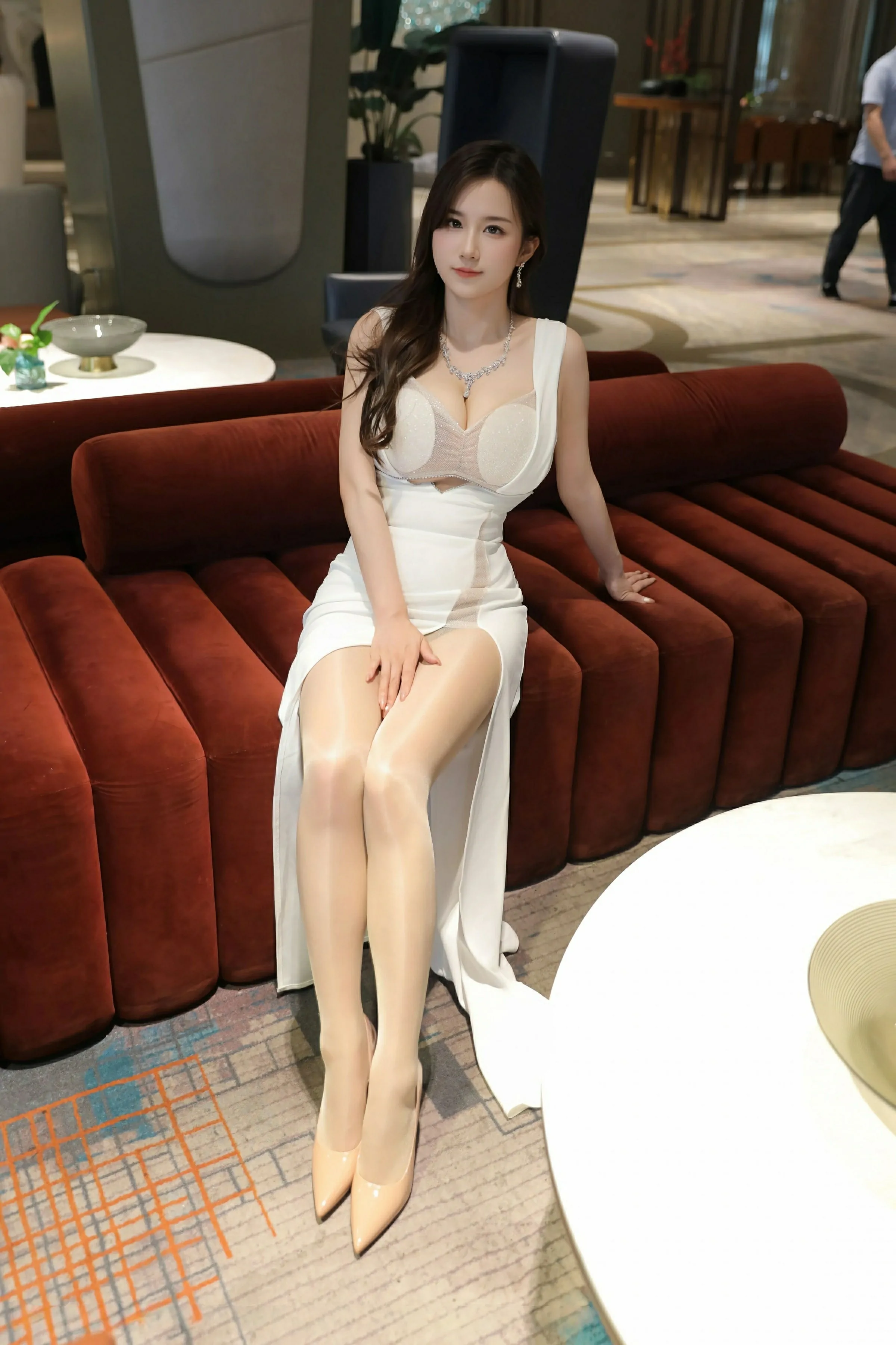 [XiuRen秀人网] 2025.06.18 No.10429 小肉肉咪 白色礼服 原色丝袜 性感写真 [74+1P]