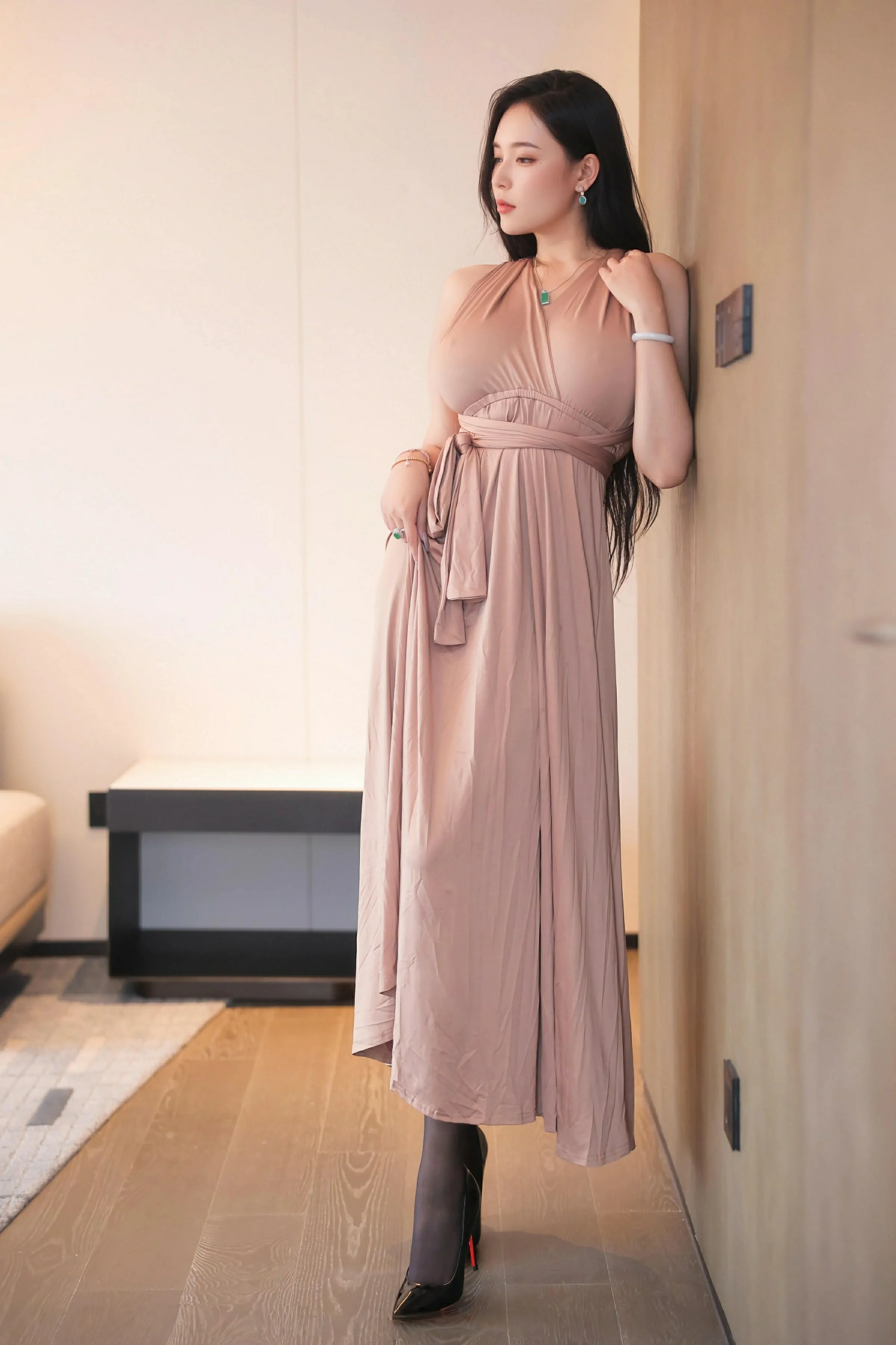 [XiuRen秀人网] 2025.06.19 No.10432 娜比 暖灰色长裙 魅惑黑丝 性感写真 [87+1P]
