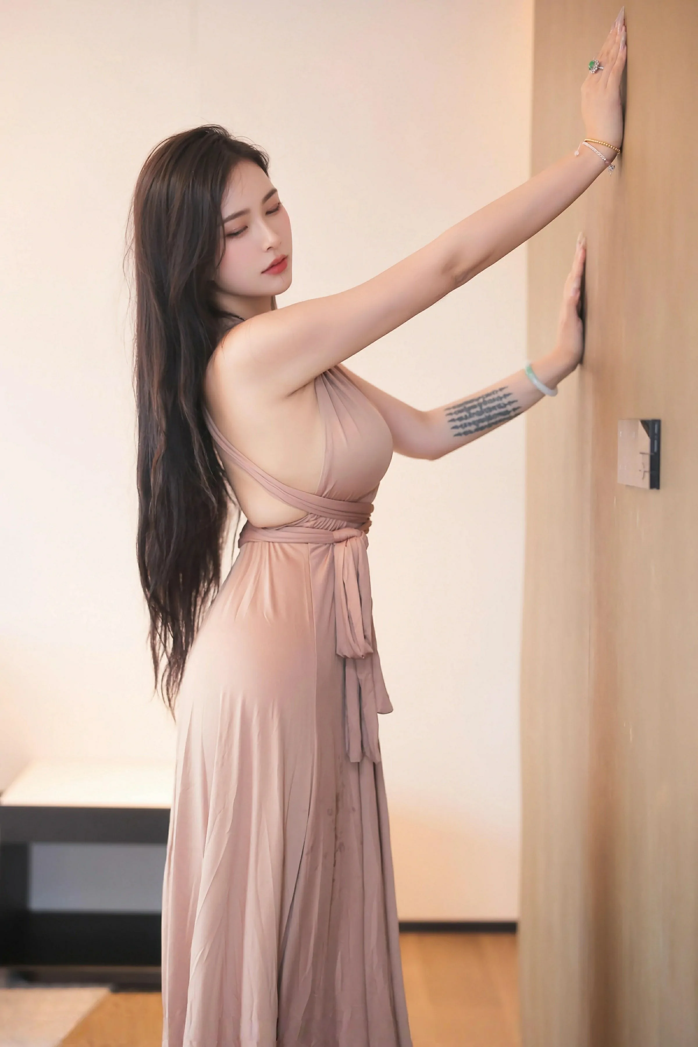 [XiuRen秀人网] 2025.06.19 No.10432 娜比 暖灰色长裙 魅惑黑丝 性感写真 [87+1P]