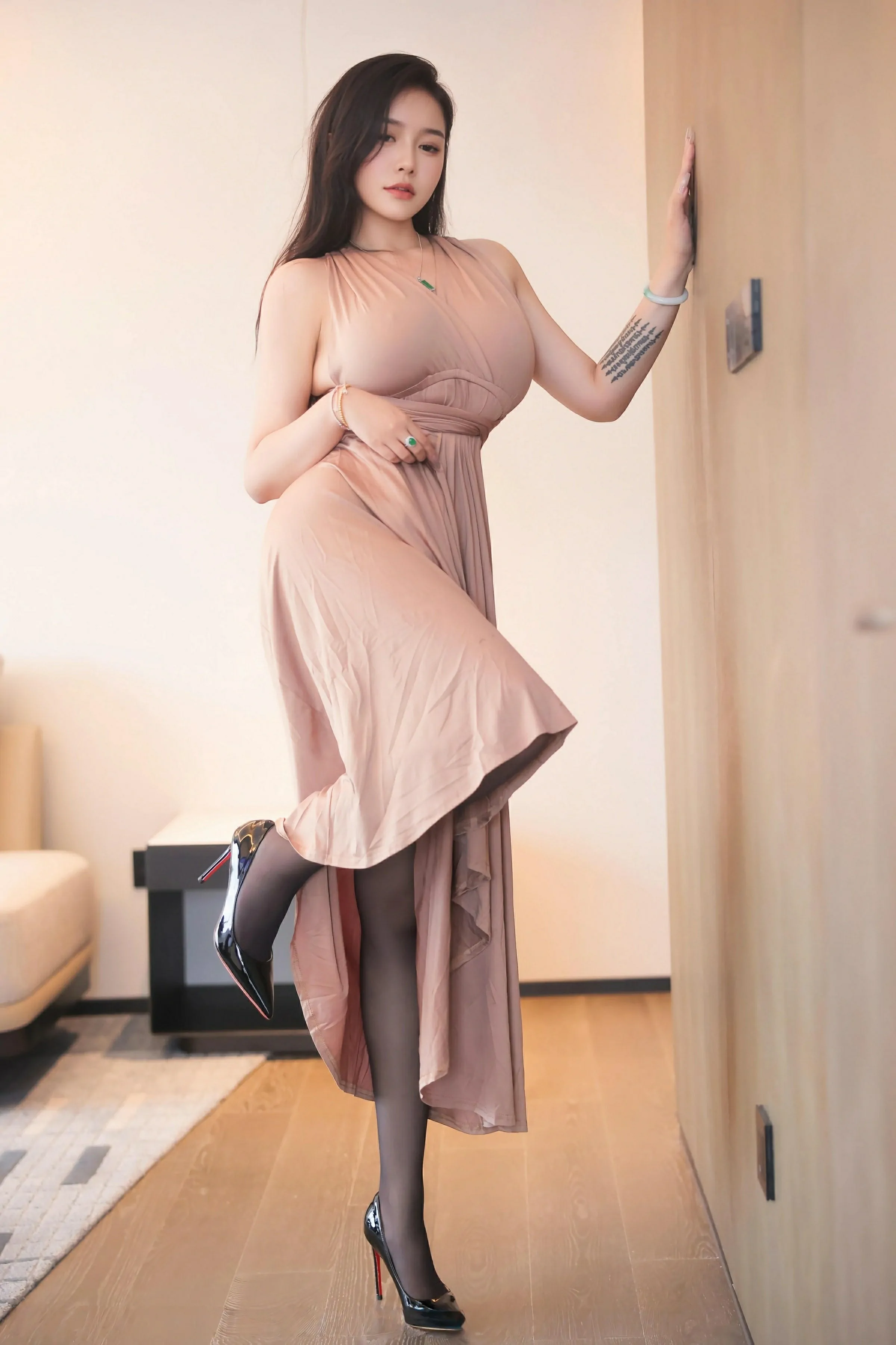 [XiuRen秀人网] 2025.06.19 No.10432 娜比 暖灰色长裙 魅惑黑丝 性感写真 [87+1P]