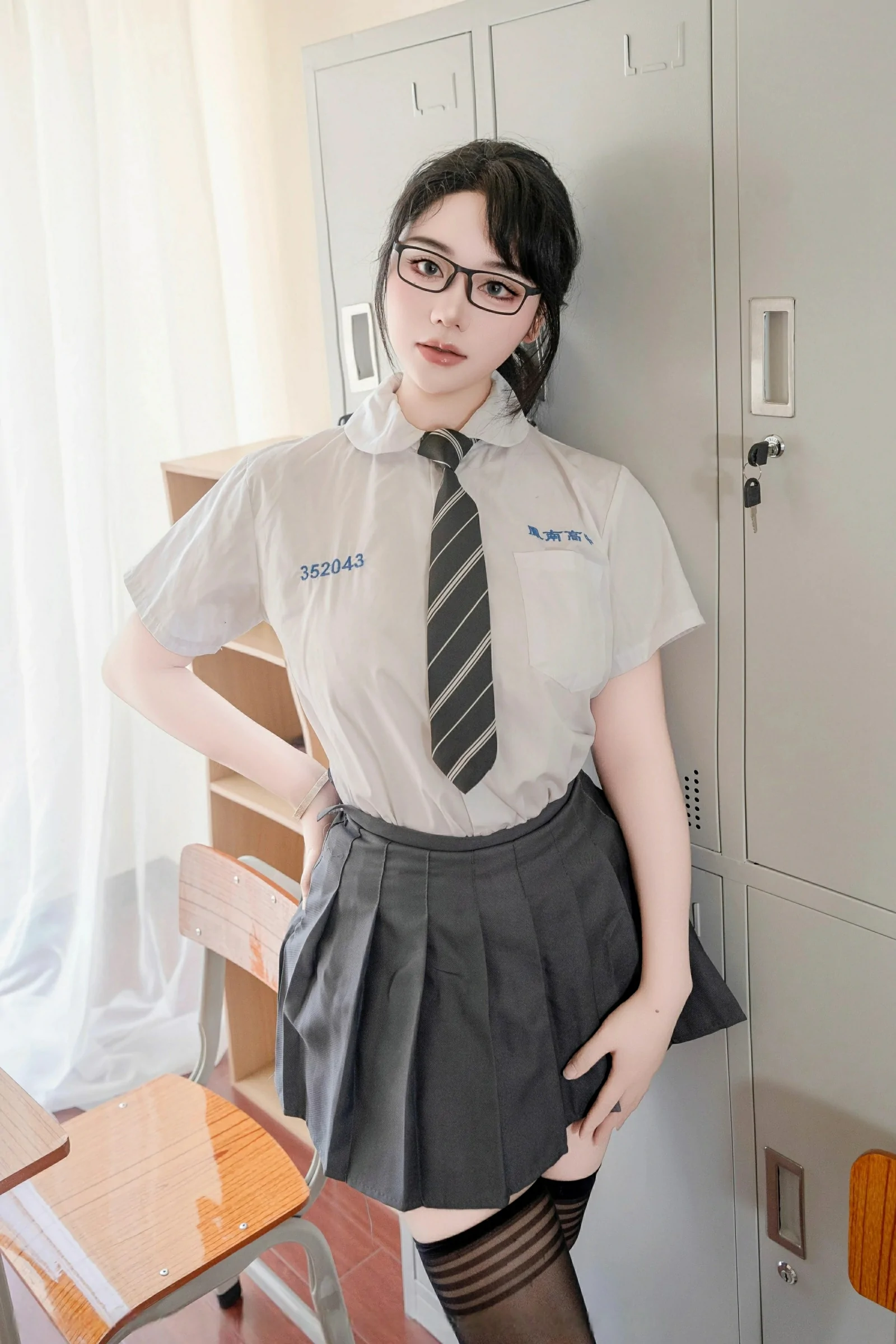 [XiuRen秀人网] 2025.07.10 No.10530 汐汐爱吃草莓 邻家女孩一般的大学在校生 性感写真 [85+1P]