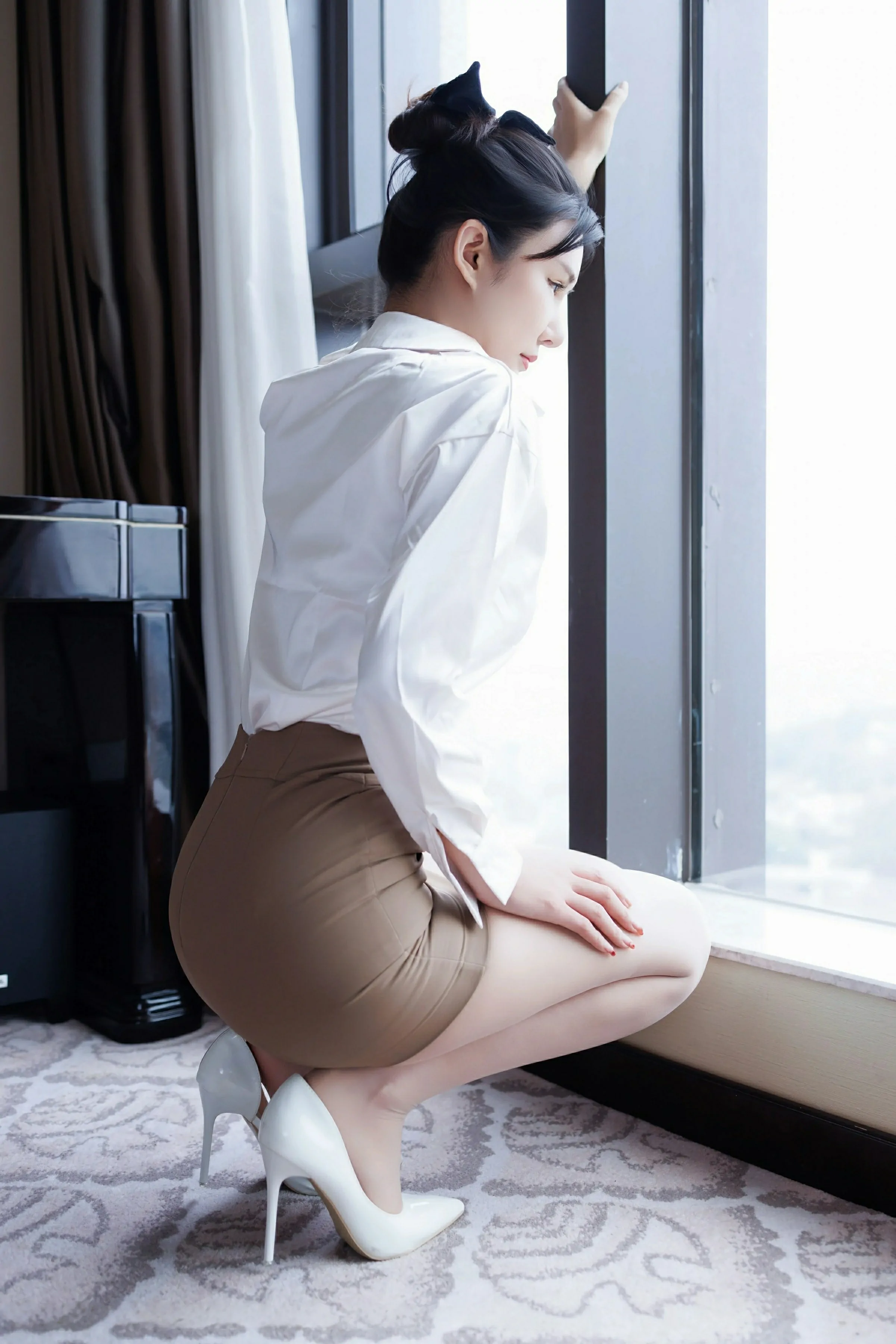 [XiuRen秀人网] 2025.07.14 No.10543 艺艺yiyi 白色衬衫 原色丝袜 性感写真 [49+1P]