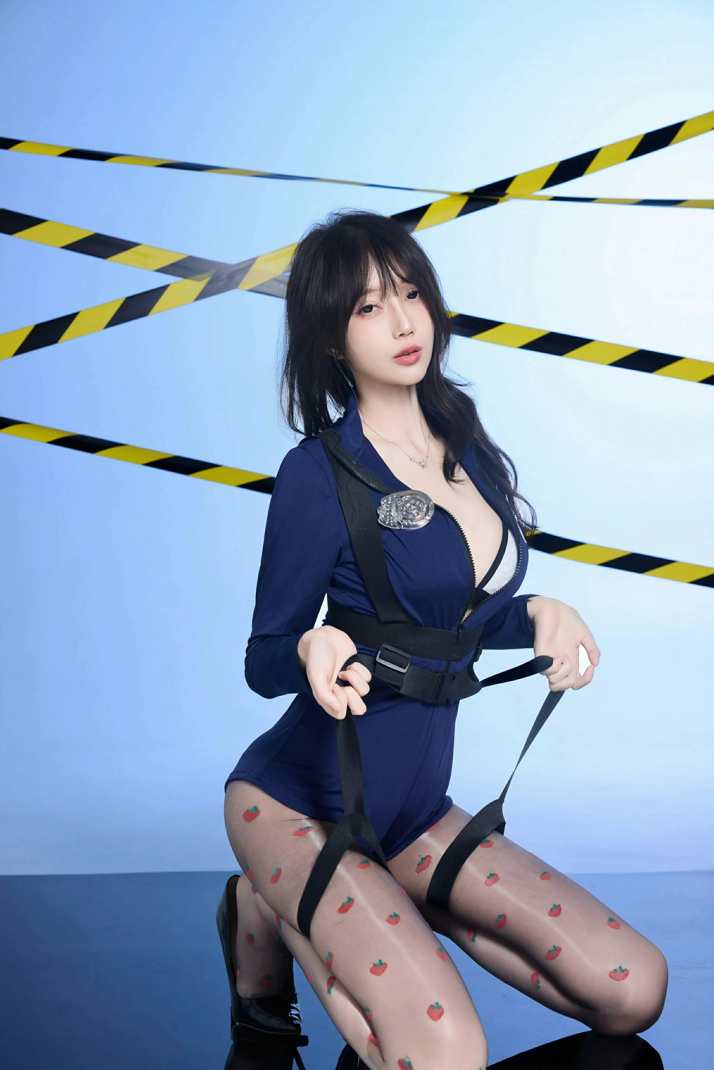 [XiuRen秀人网] 2025.07.14 No.10544 玥儿玥er 蓝色制服诱惑 魅惑黑丝 性感写真 [68+1P]