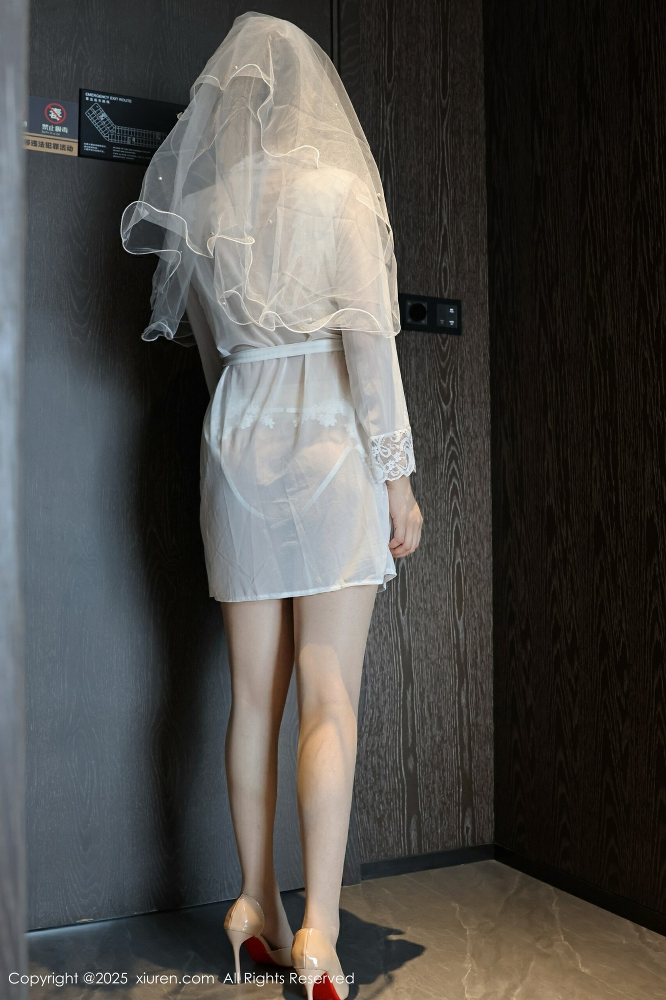 [XiuRen秀人网] 2025.07.18 No.10559 糯梨子 新人首套写真 性感白色婚纱 白色丝袜 [70+1P]