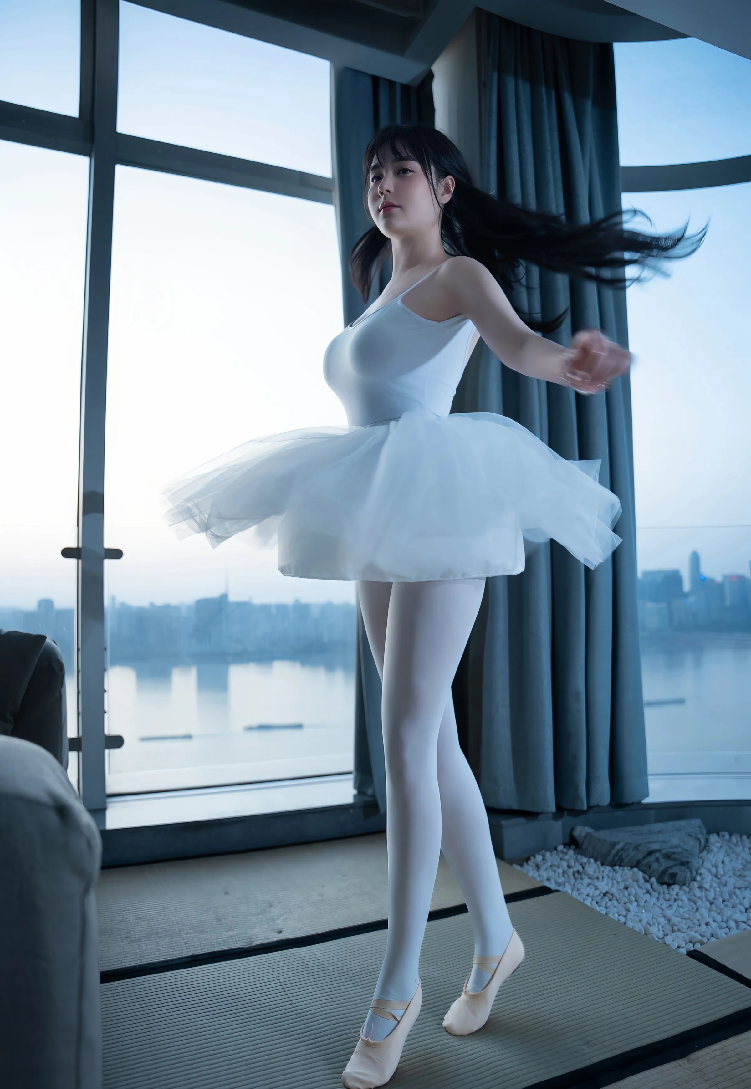 [XiuRen秀人网] 2025.07.23 No.10575 软情 白色芭蕾服 白色丝袜 性感写真 [78+1P]