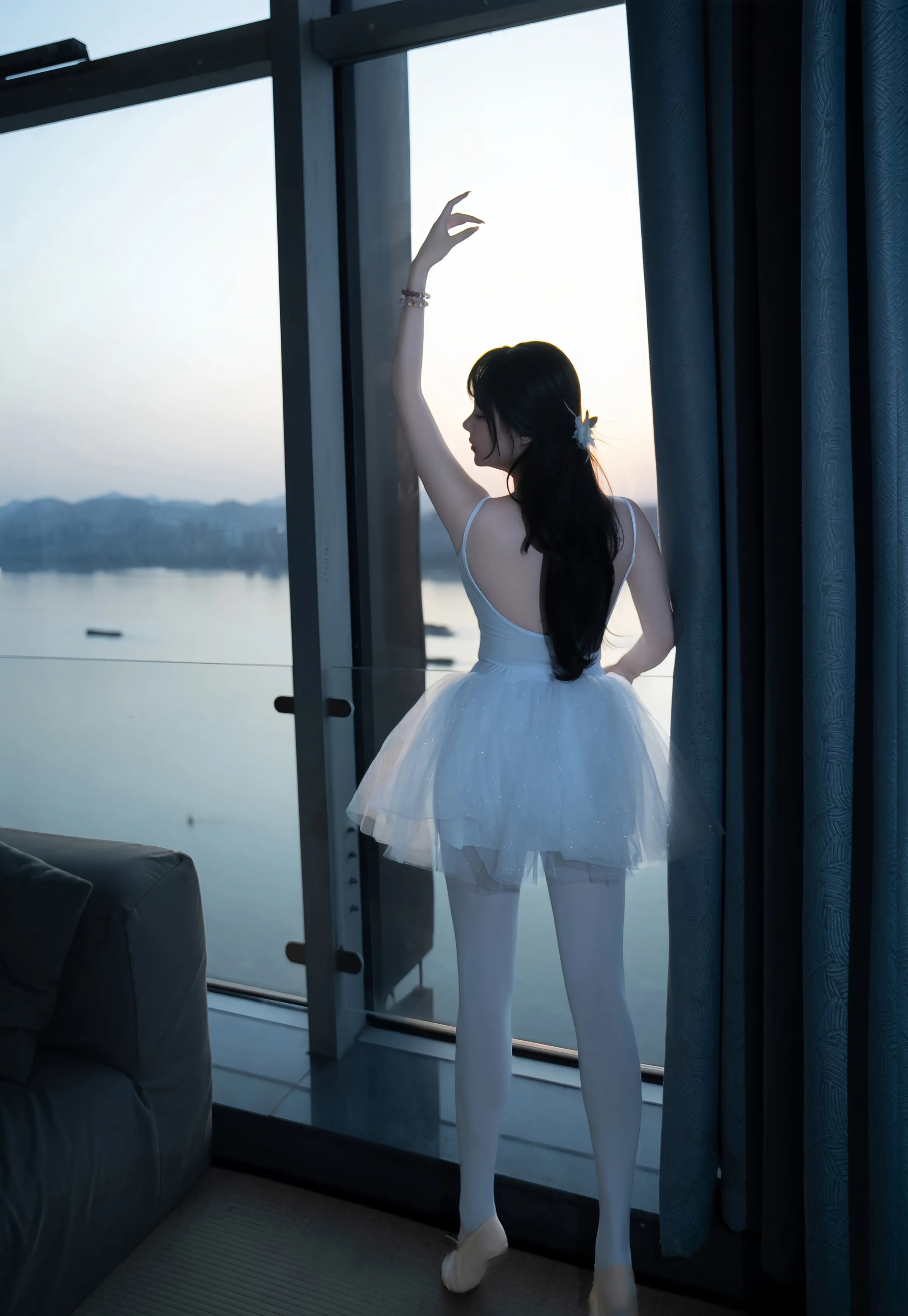 [XiuRen秀人网] 2025.07.23 No.10575 软情 白色芭蕾服 白色丝袜 性感写真 [78+1P]