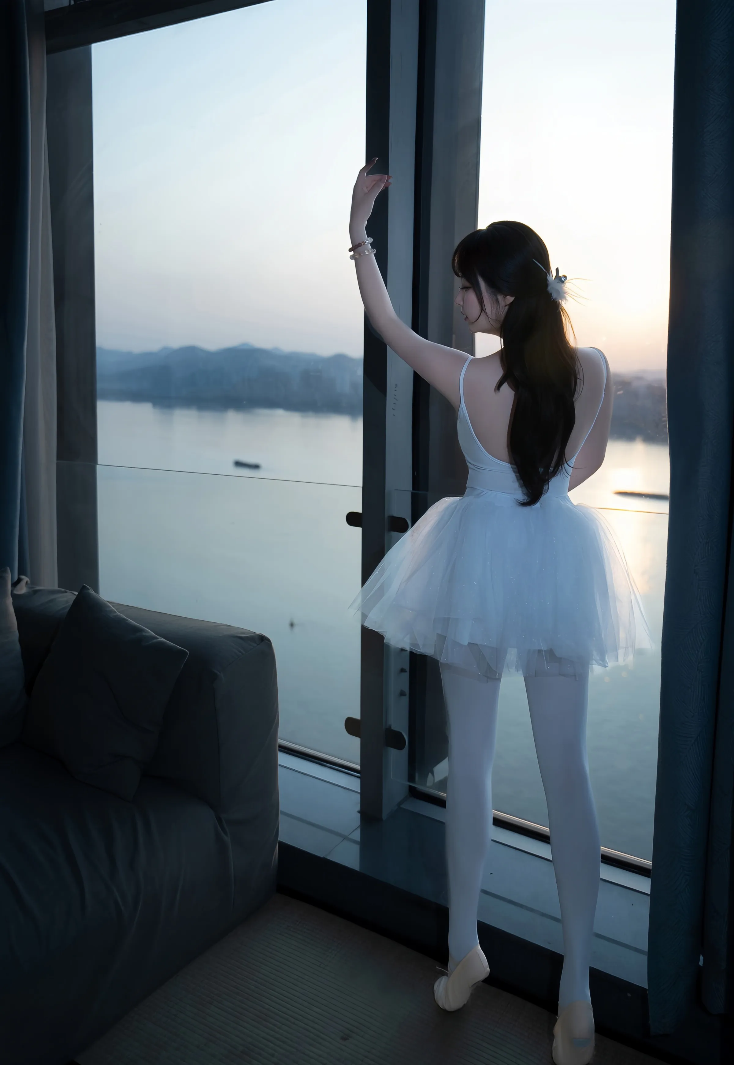 [XiuRen秀人网] 2025.07.23 No.10575 软情 白色芭蕾服 白色丝袜 性感写真 [78+1P]