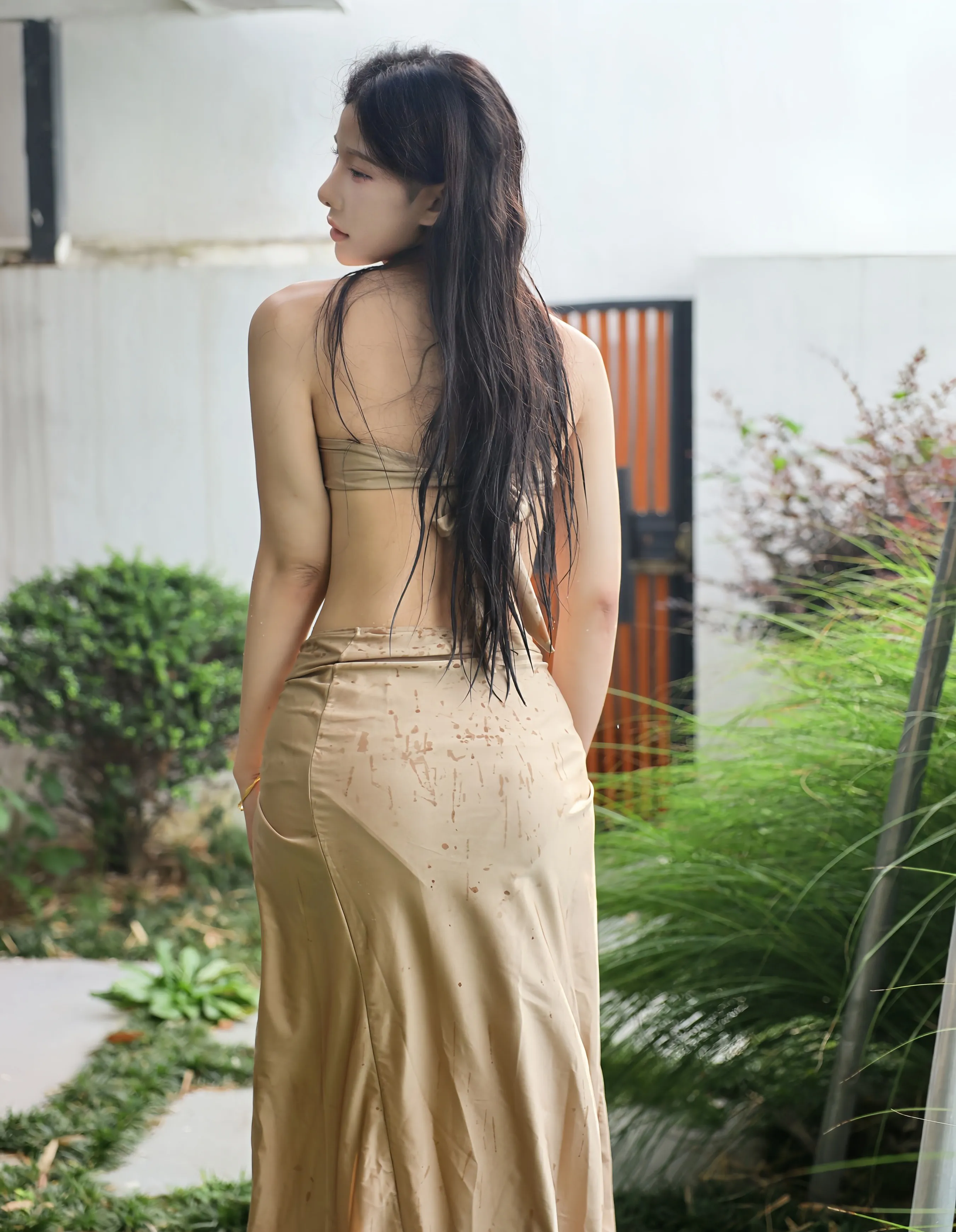 [XiuRen秀人网] 2025.08.04 No.10618 梨霜儿 户外金色泳衣 性感写真 [84+1P]