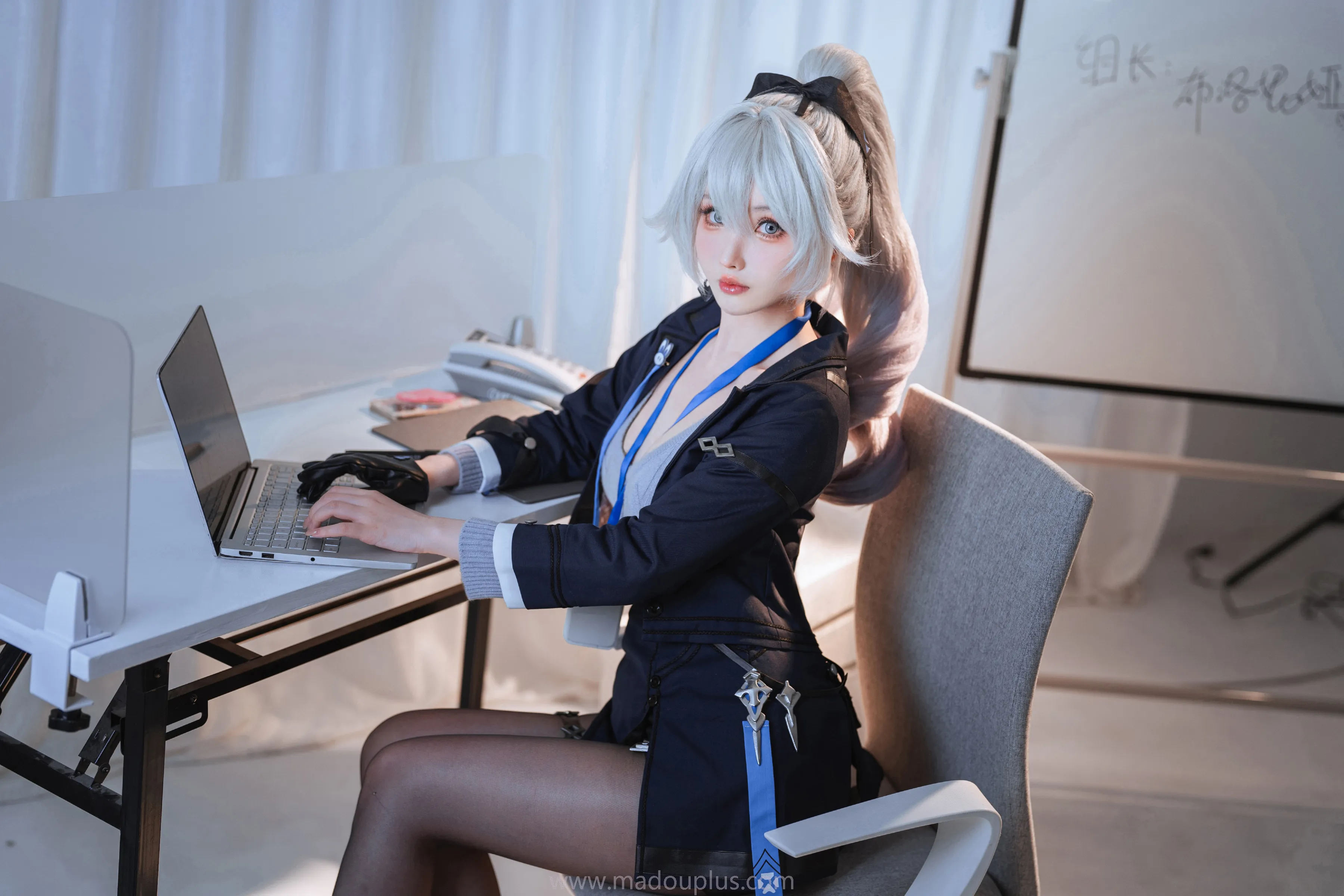 [COSPLAY]rioko凉凉子 – 布洛妮娅OL 大鸭鸭