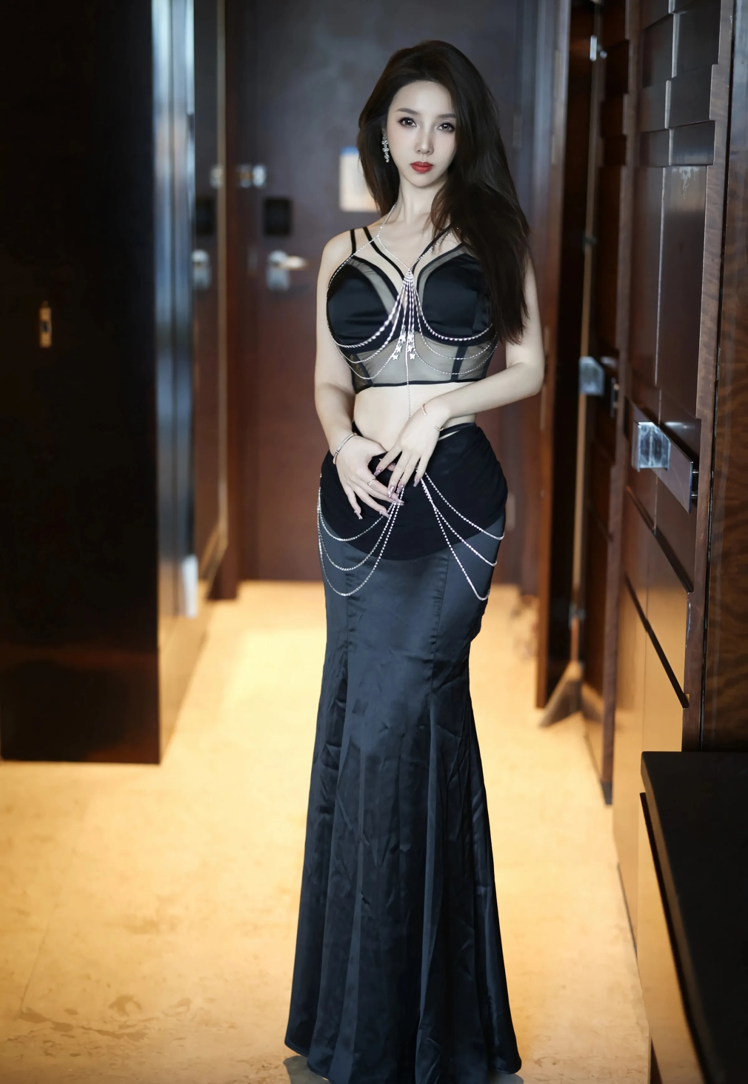 [YOUMI尤蜜荟] 2025.08.07 VOL.1156 桃桃·夭夭twins 新人首套写真 性感黑色内衣黑色长裙 [70+1P]