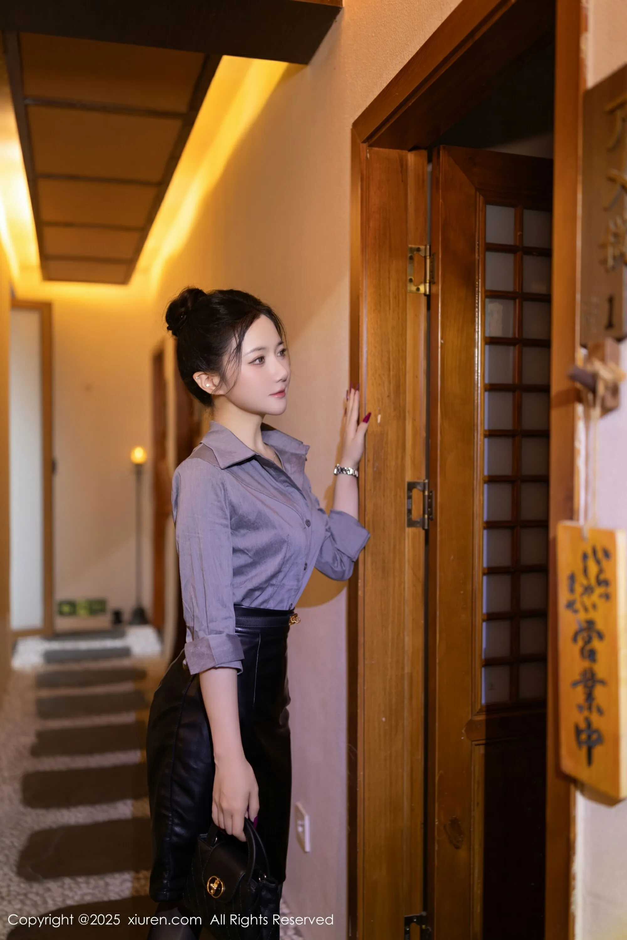 [XiuRen秀人网] 2025.08.08 No.10635 鱼子酱Fish 灰色衬衫 魅惑黑丝 性感写真 [79+1P]