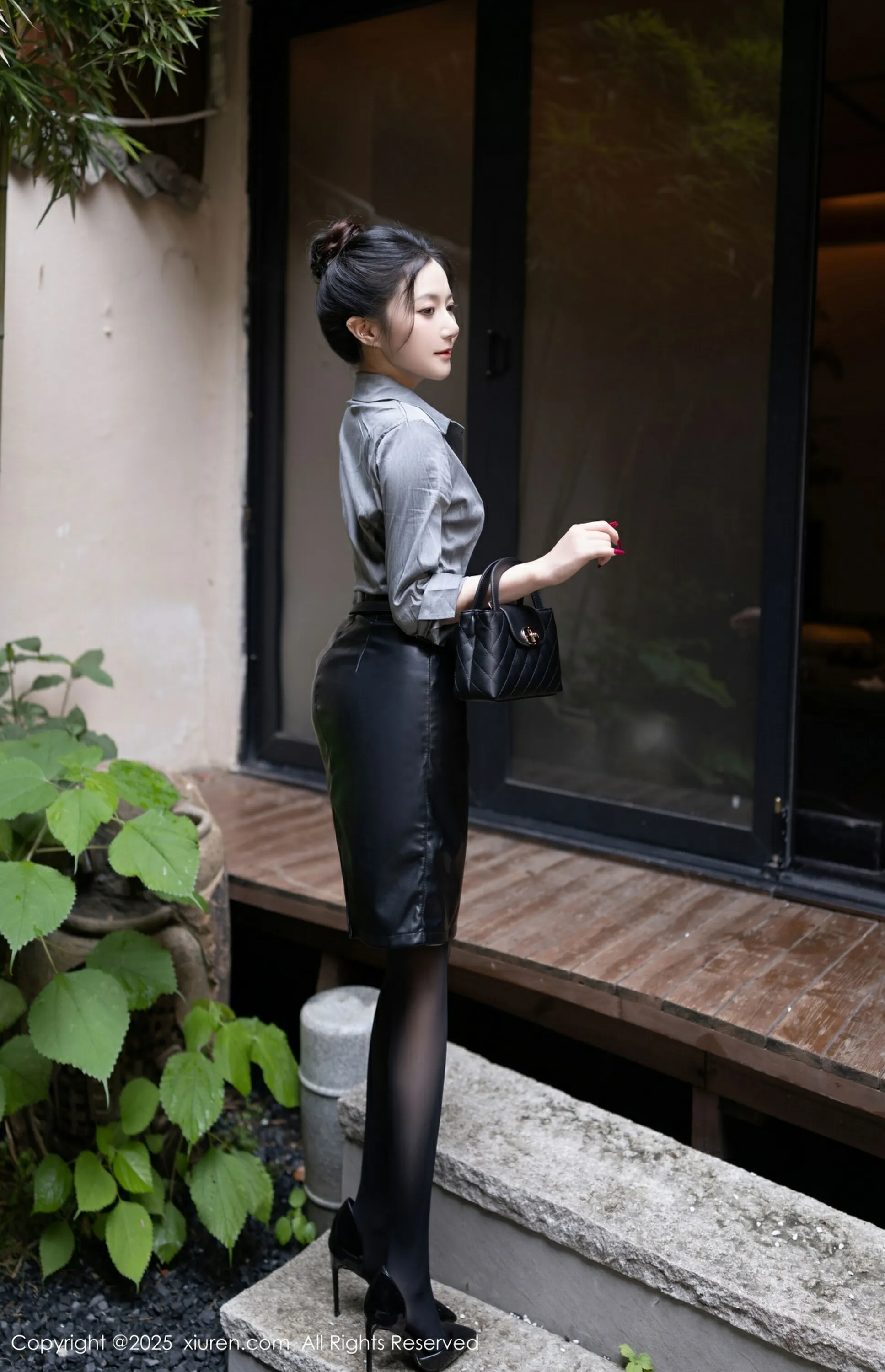 [XiuRen秀人网] 2025.08.08 No.10635 鱼子酱Fish 灰色衬衫 魅惑黑丝 性感写真 [79+1P]
