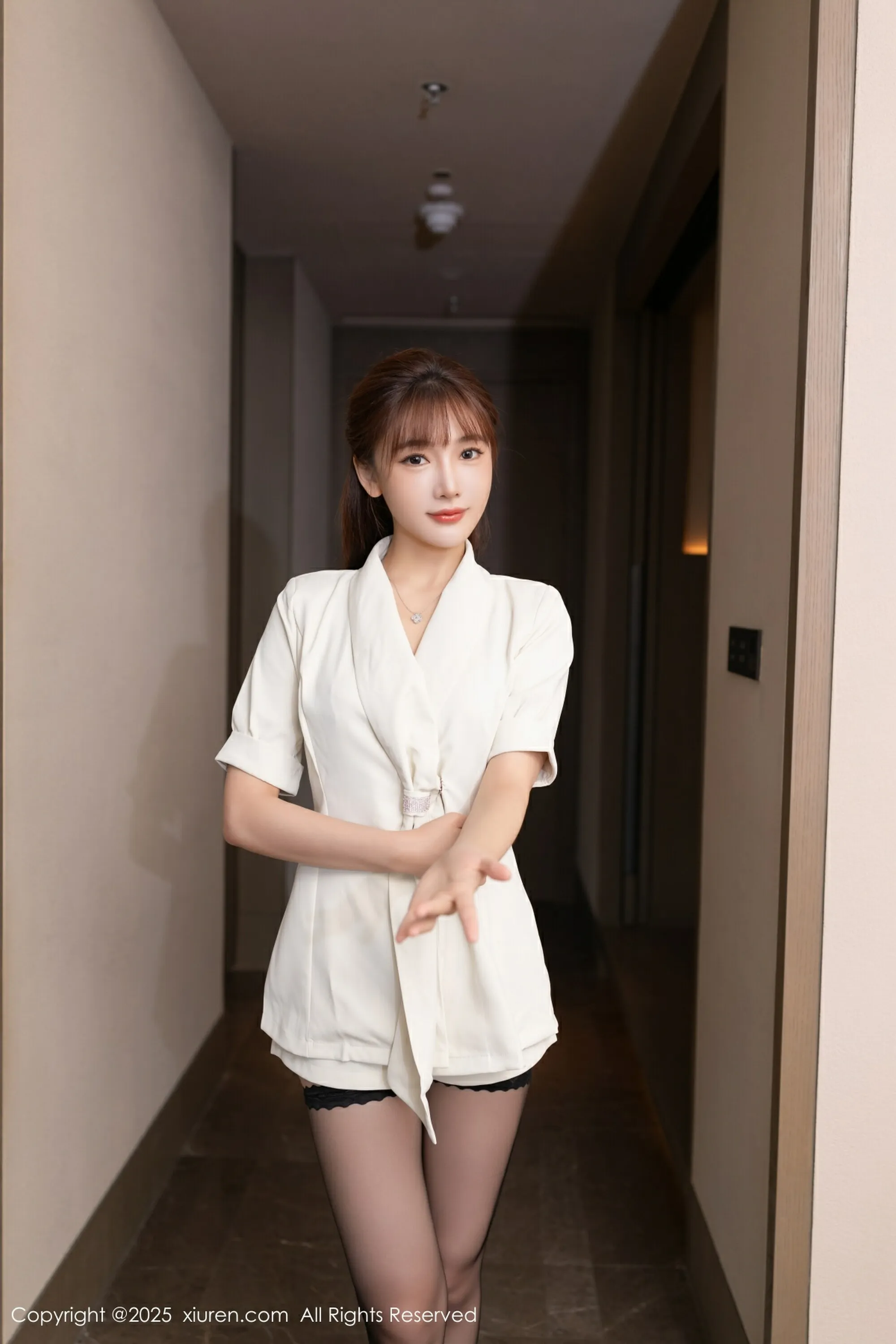 [XiuRen秀人网] 2025.08.14 No.10650 陆萱萱 白色西装搭配魅惑黑丝 性感写真 [70+1P]