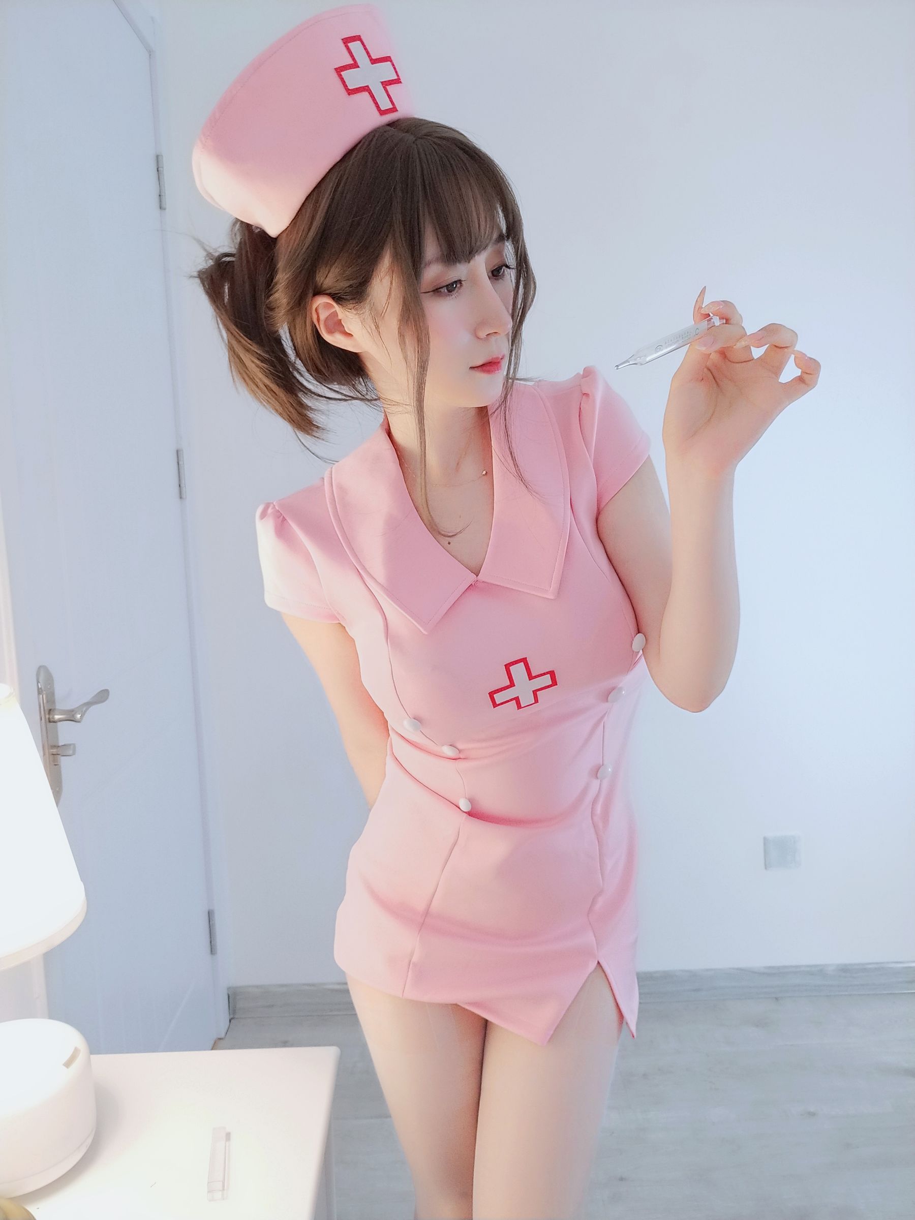 [COSPLAY] Coser小姐姐白银 – 夜间的私人护士