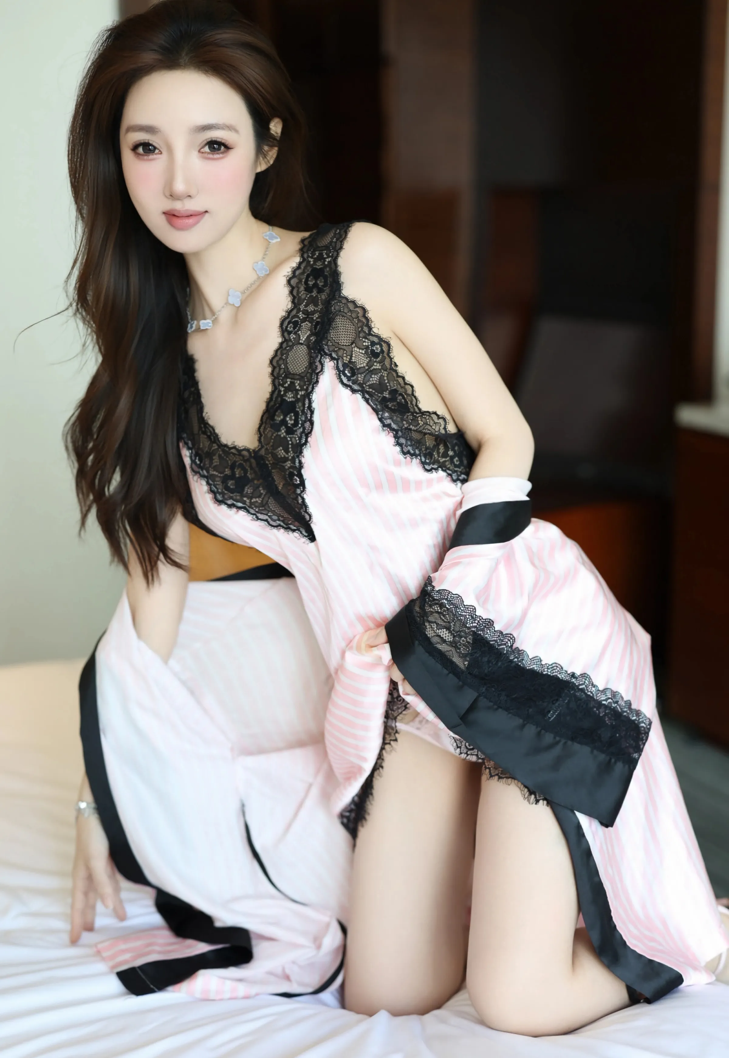 [YOUMI尤蜜荟] 2025.08.22 VOL.1161 桃桃·夭夭twins 粉色睡裙 性感写真 [67+1P]