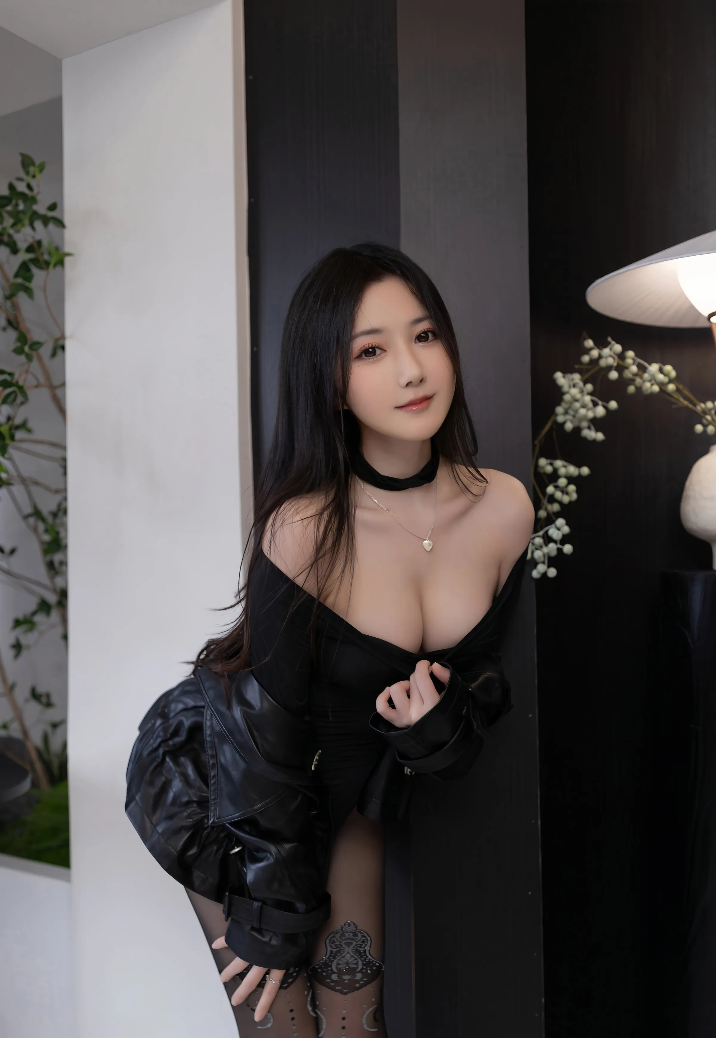 [XiuRen秀人网] 2025.08.22 No.10684 鱼子酱Fish 性感黑色皮衣 魅惑黑丝 长沙旅拍写真 [76+1P]