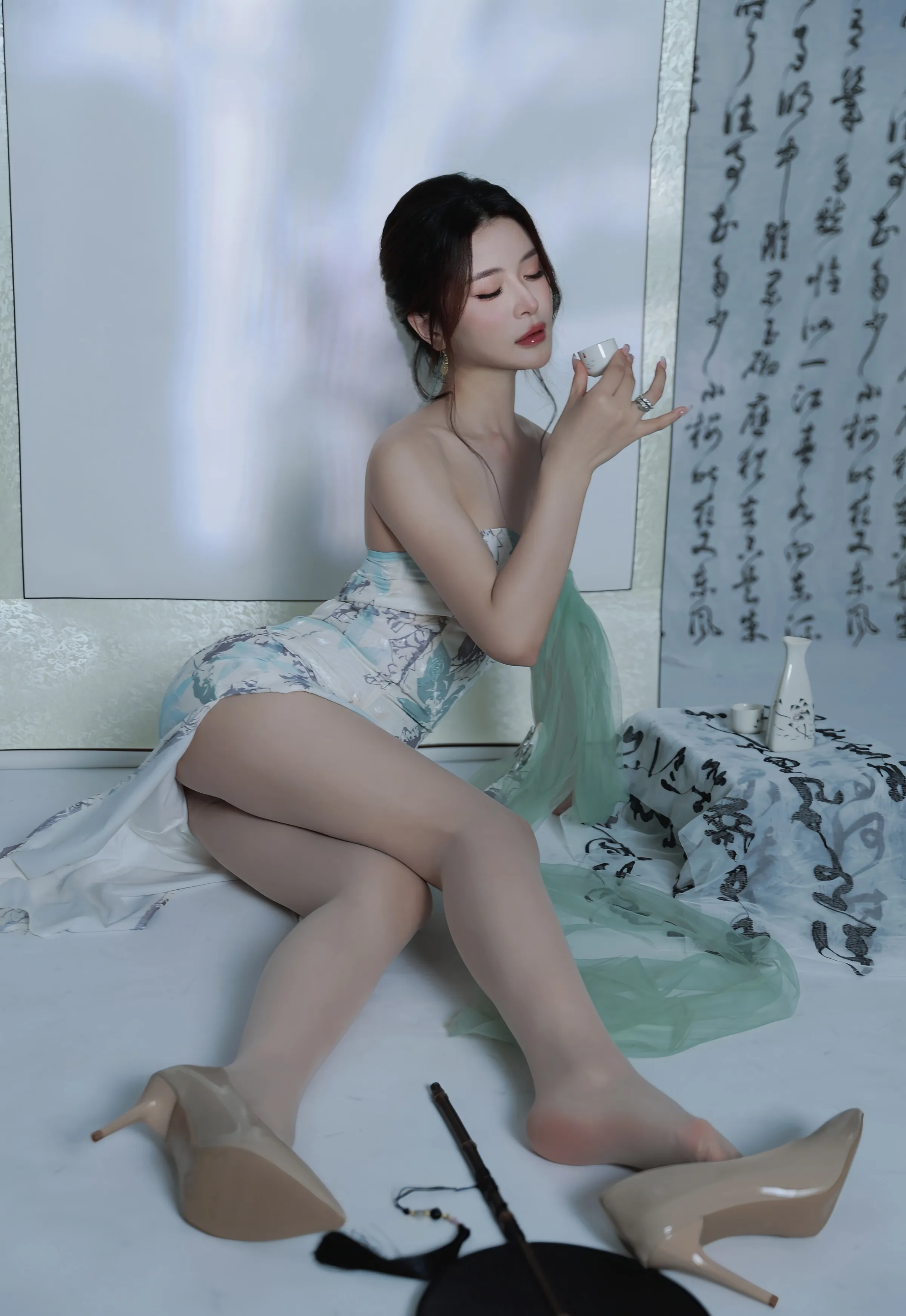 [XiuRen秀人网] 2025.08.27 No.10694 阿依莎 浅色古风服饰 性感写真 [82+1P]