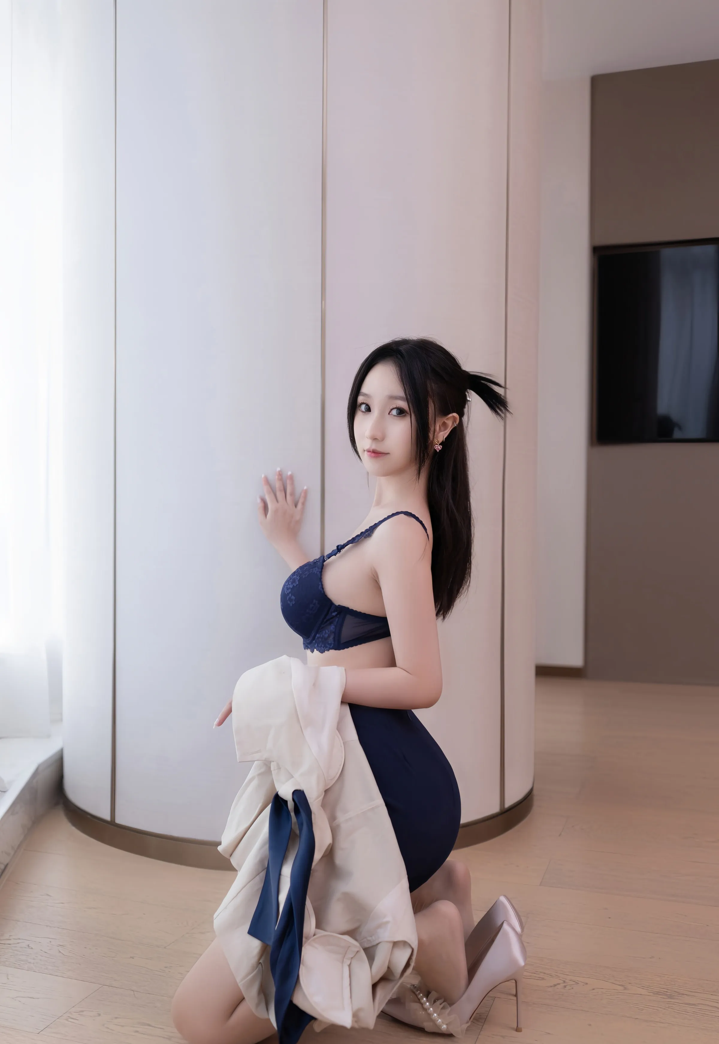 [XiuRen秀人网] 2025.08.27 No.10697 杏子Yada 性感OL服饰 肉色丝袜 长沙旅拍写真 [83+1P]