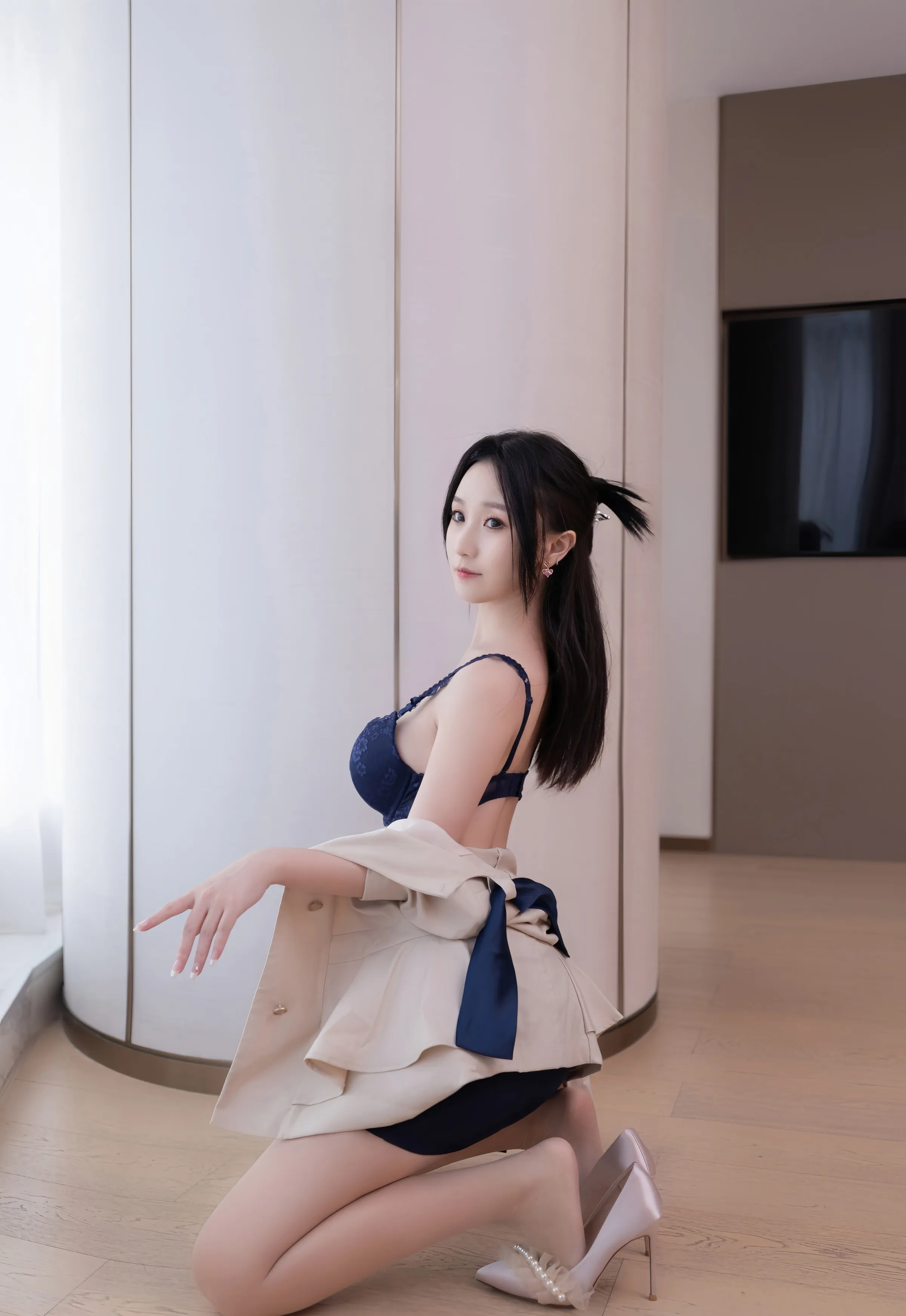 [XiuRen秀人网] 2025.08.27 No.10697 杏子Yada 性感OL服饰 肉色丝袜 长沙旅拍写真 [83+1P]
