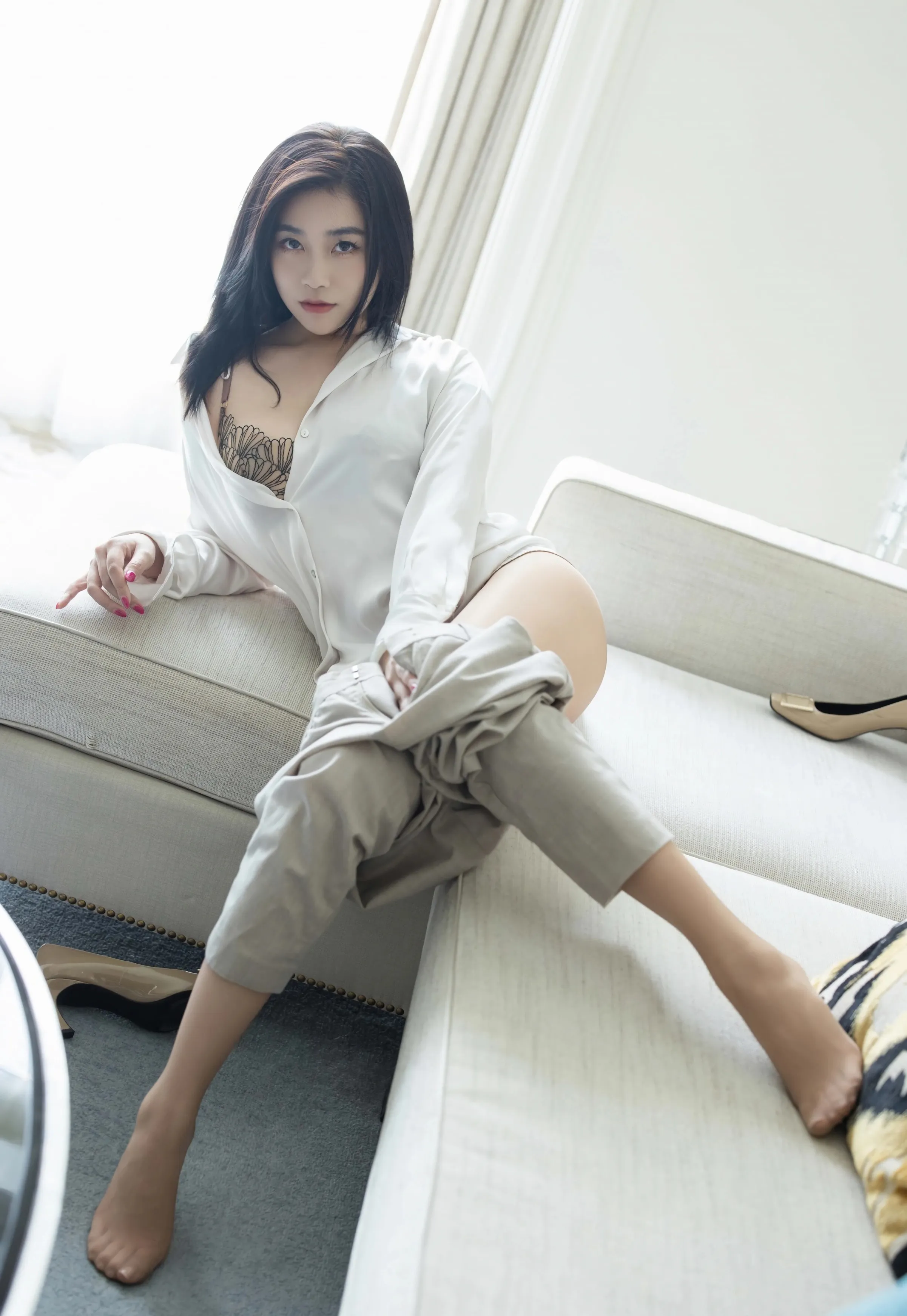 [IMISS爱蜜社] 2025.08.27 VOL.800 许诺Sabrina 白色OL服饰 性感写真 [86+1P]