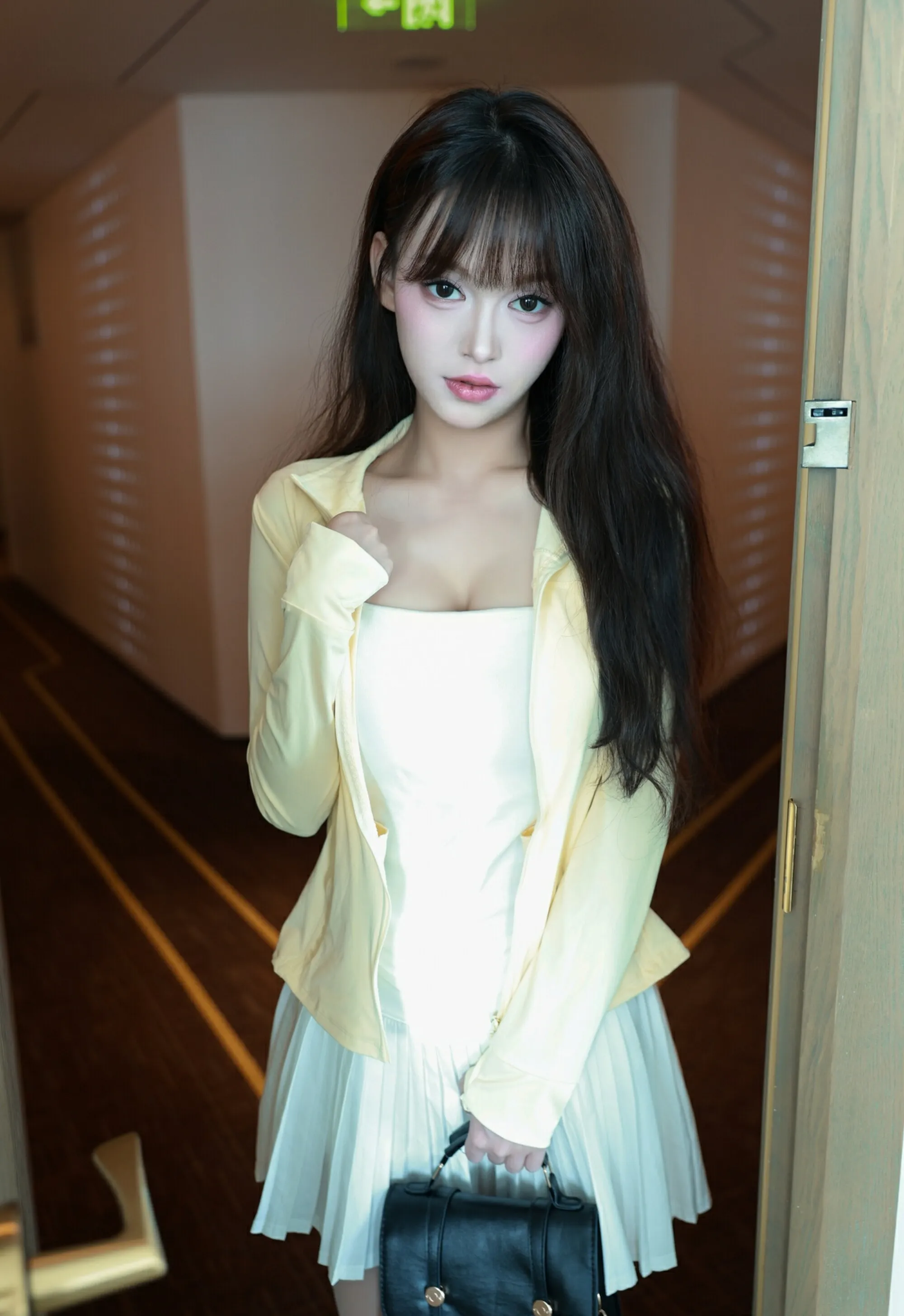 [XiuRen秀人网] 2025.08.28 No.10702 糯咪 白色短裙 白色丝袜 性感写真 [82+1P]