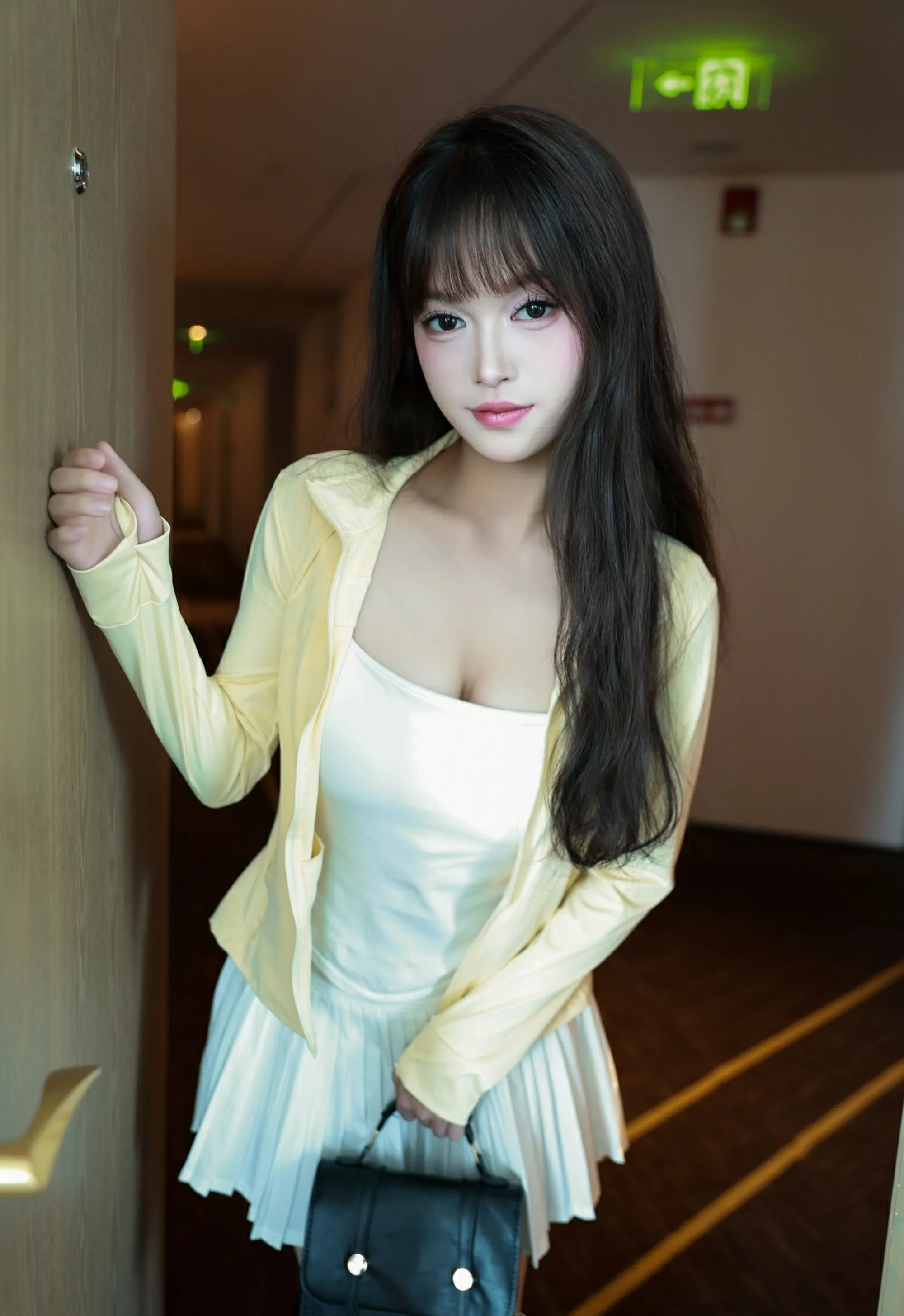 [XiuRen秀人网] 2025.08.28 No.10702 糯咪 白色短裙 白色丝袜 性感写真 [82+1P]