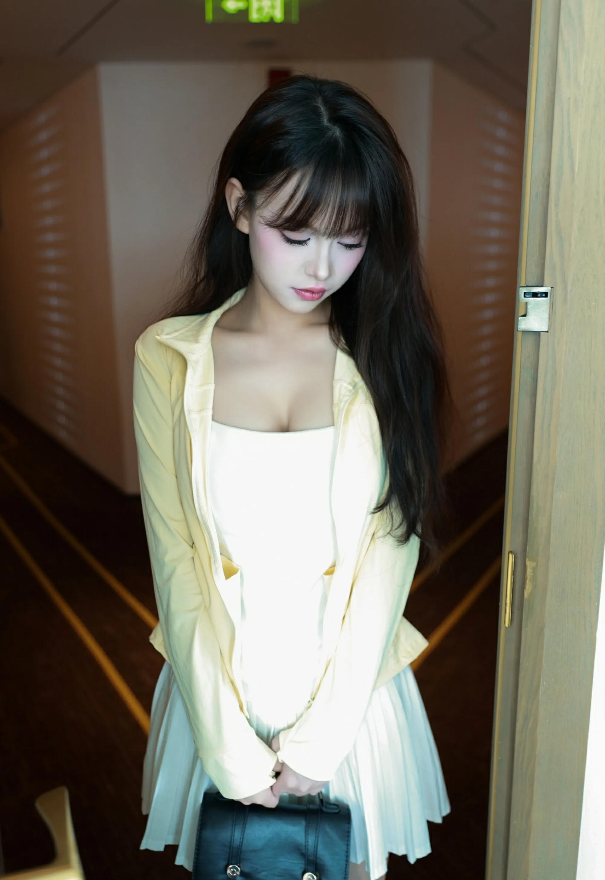 [XiuRen秀人网] 2025.08.28 No.10702 糯咪 白色短裙 白色丝袜 性感写真 [82+1P]