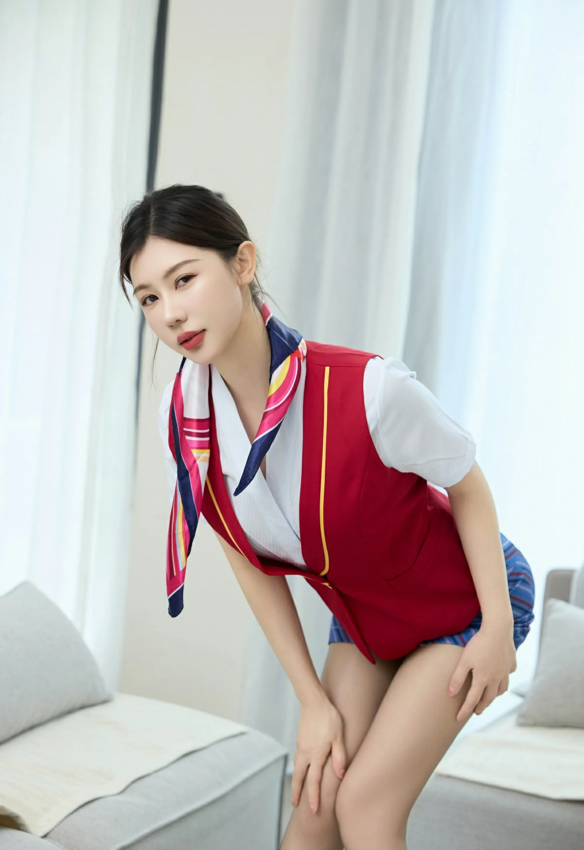 [XiuRen秀人网] 2025.08.28 No.10703 尹甜甜 红色乘务员制服 灰丝 性感写真 [80+1P]
