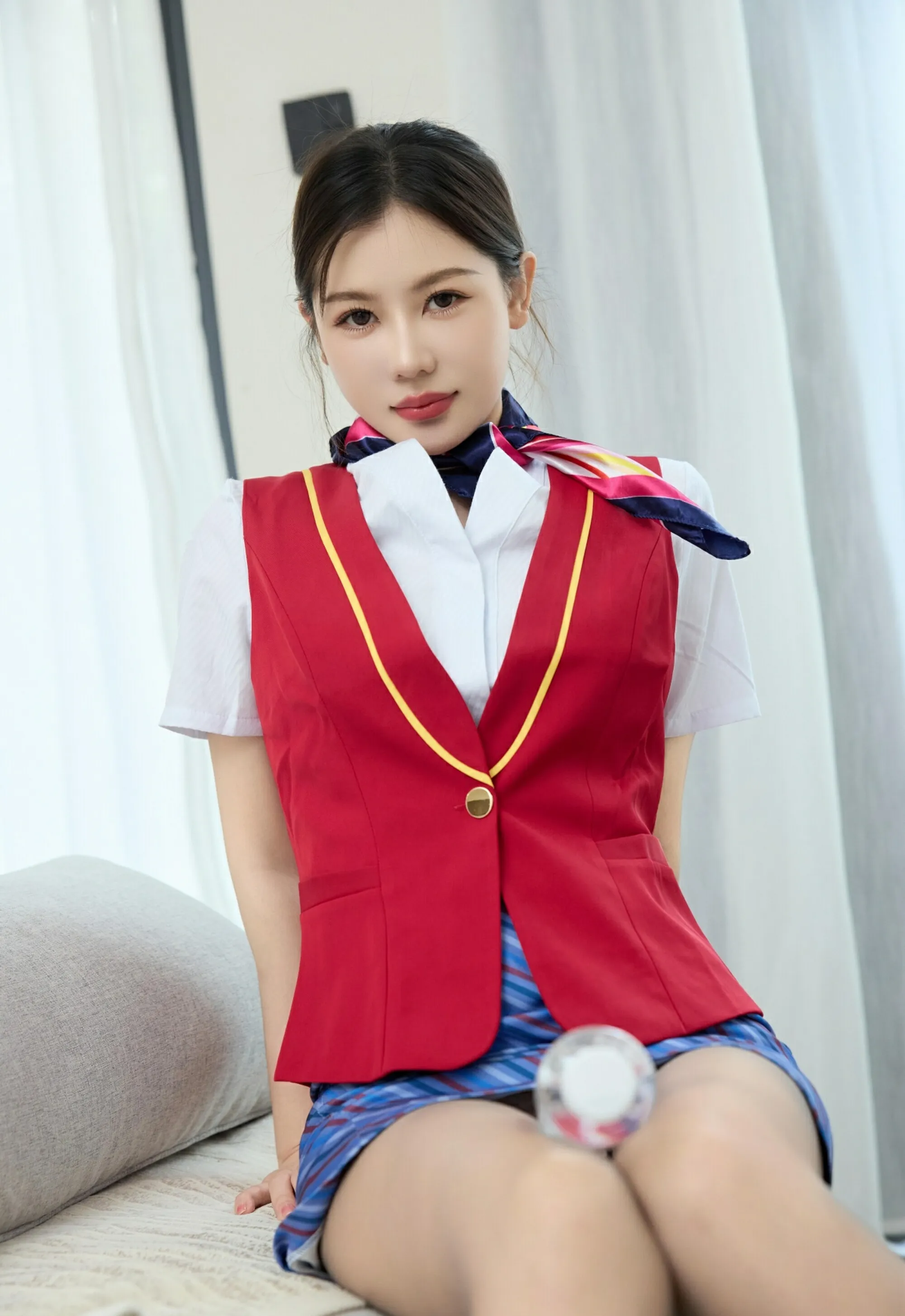 [XiuRen秀人网] 2025.08.28 No.10703 尹甜甜 红色乘务员制服 灰丝 性感写真 [80+1P]