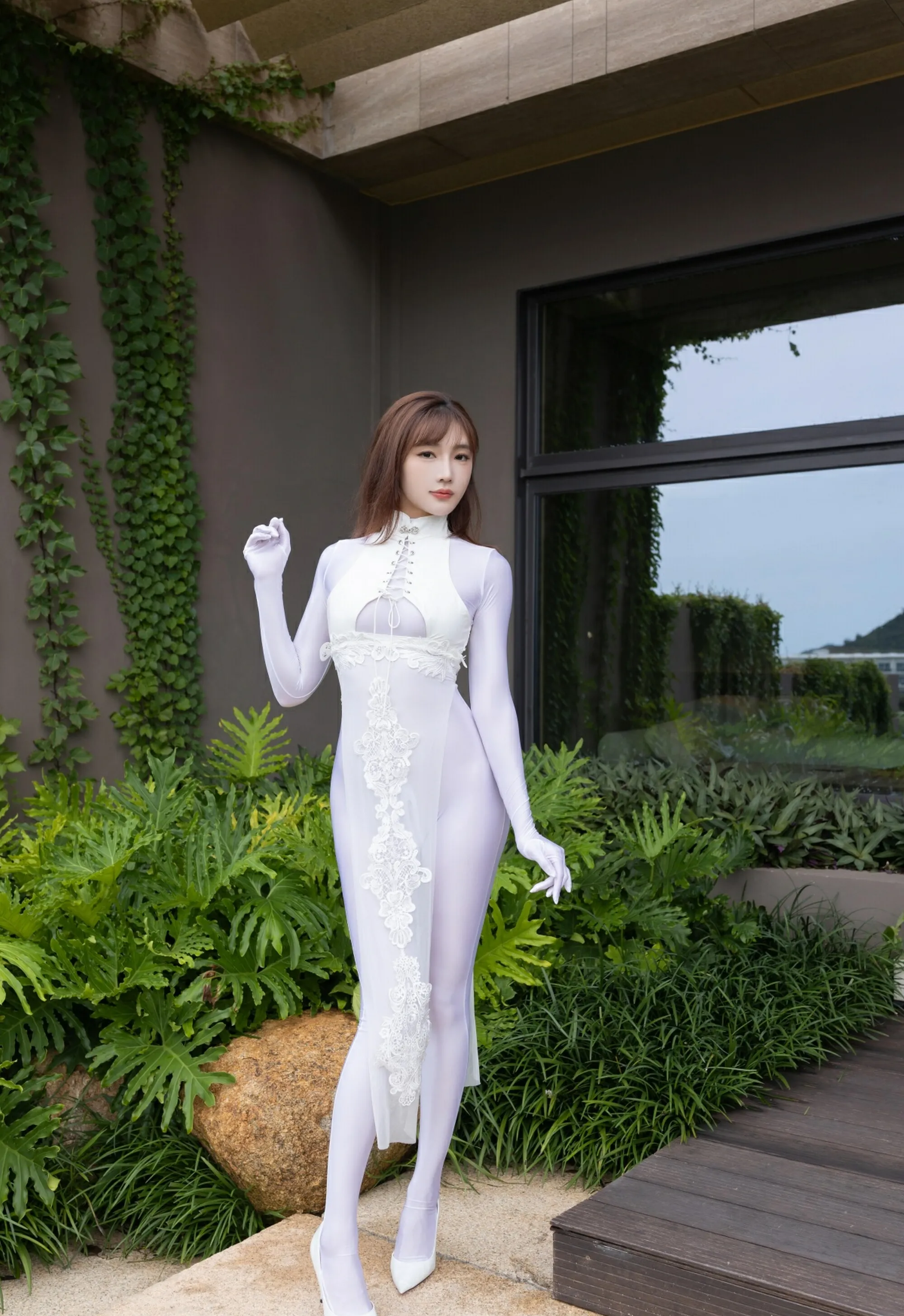 [XiuRen秀人网] 2025.08.28 No.10704 陆萱萱 白旗袍 性感写真 [80+1P]