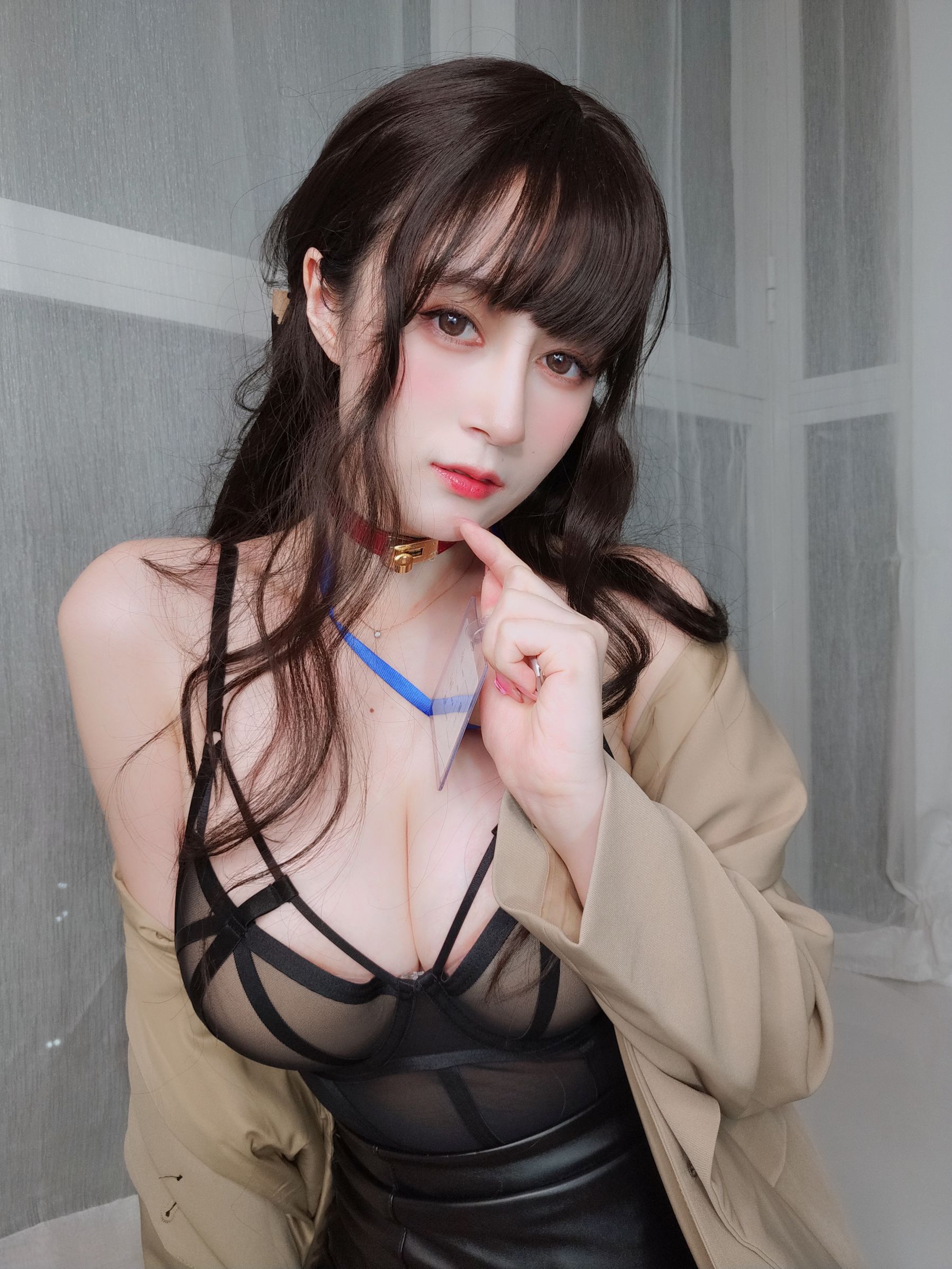 [COSPLAY] Coser小姐姐白银 – 风衣黑丝OL