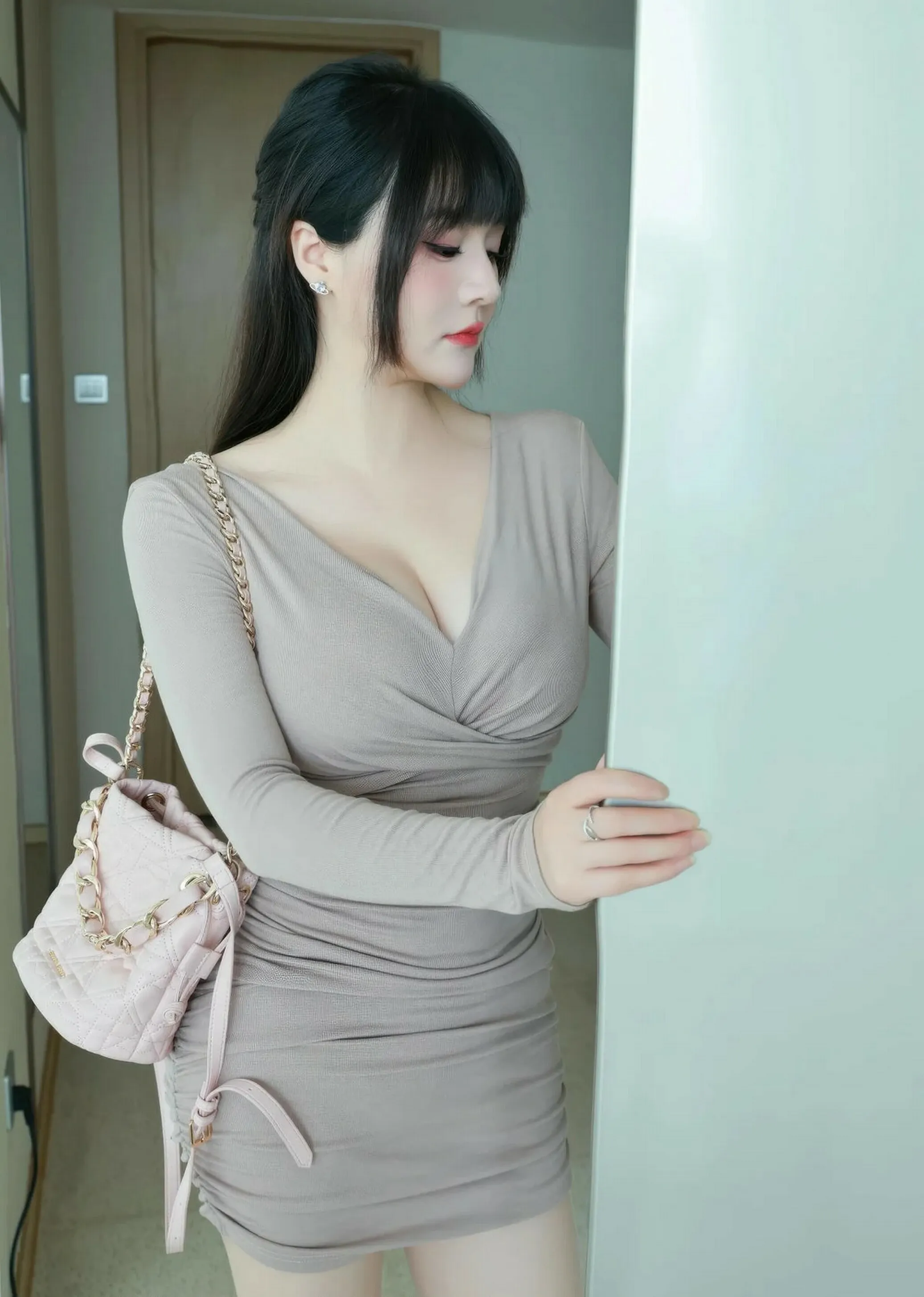 [XiuRen秀人网] 2025.09.02 No.10718 南汐RuRu 浅色连衣短裙 性感写真 [86+1P]