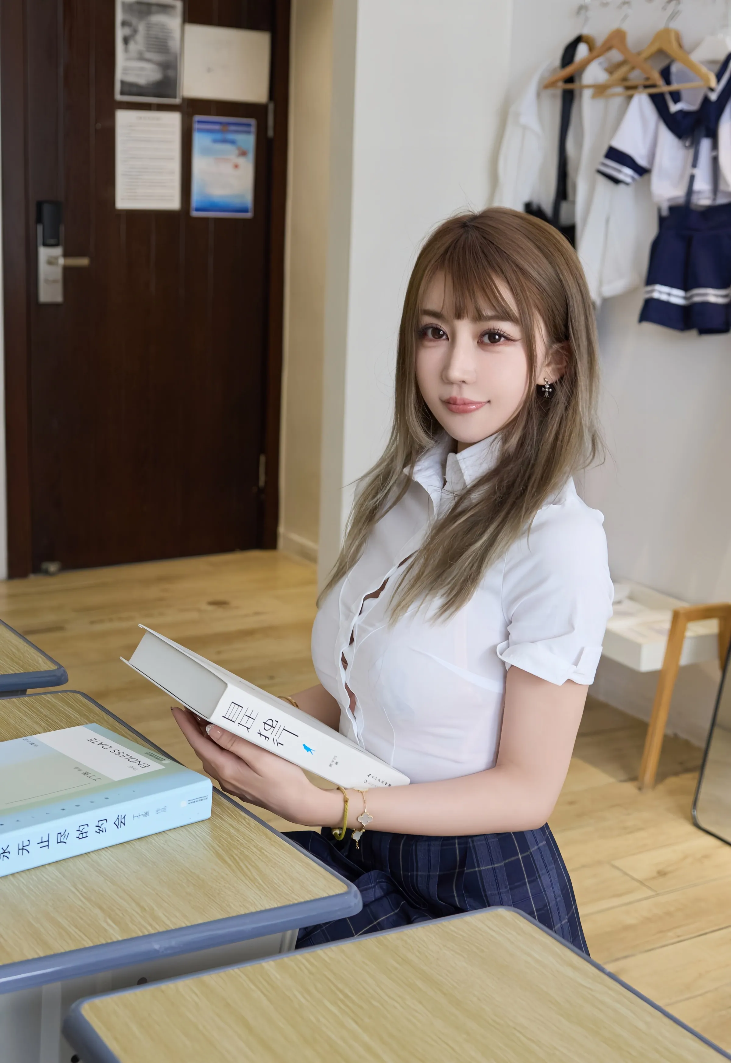 [XiuRen秀人网] 2025.09.10 No.10750 Zoe柚柚 JK短裙 超薄肉丝 性感写真 [70+1P]