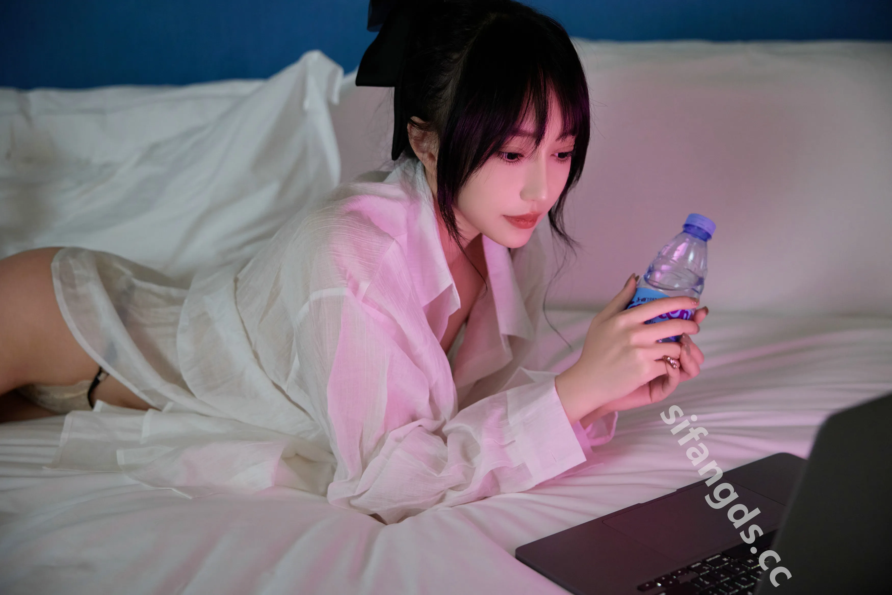 [秀人内购] 玥儿玥 诱人私拍福利 性感白衬衫