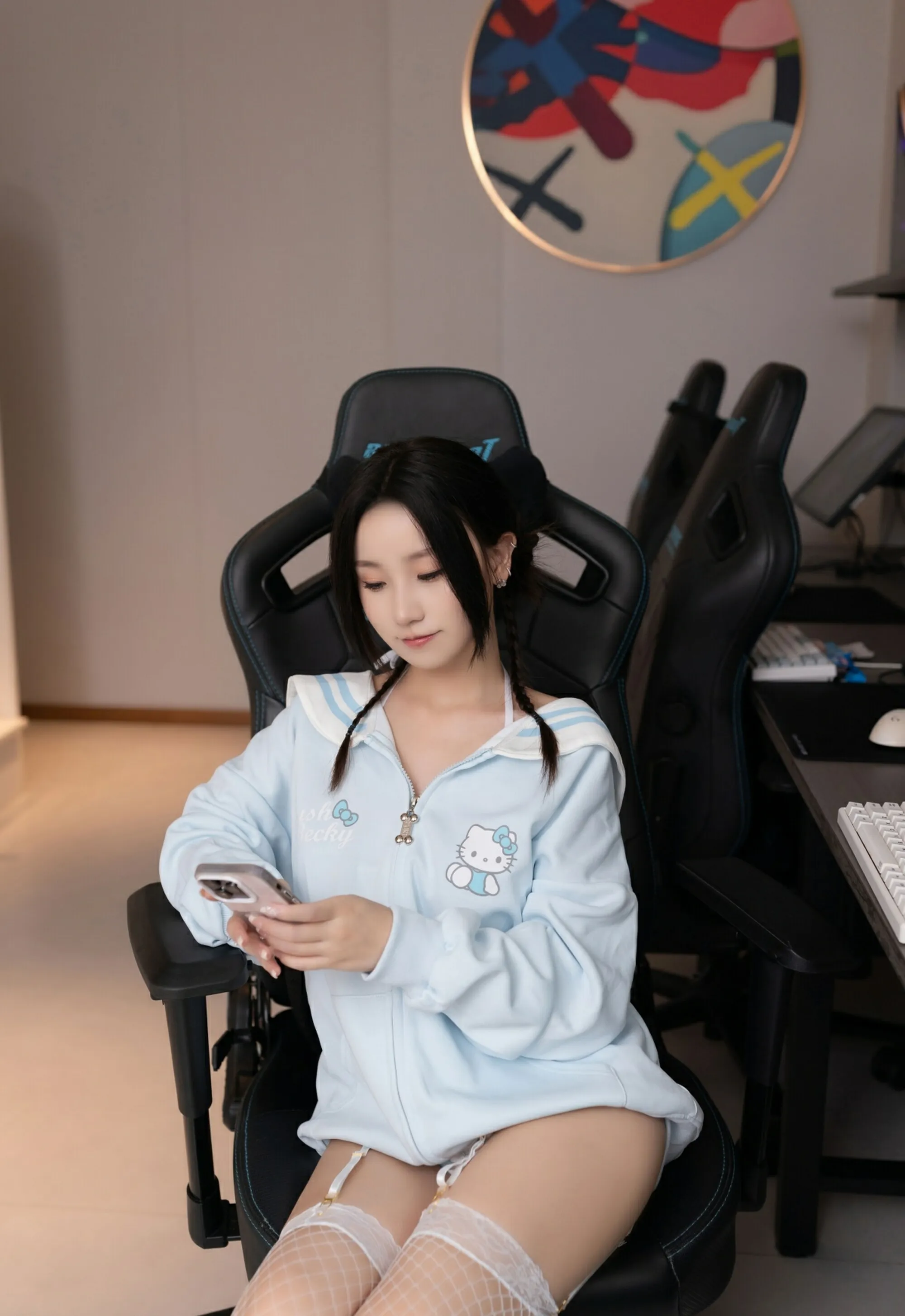 [XiuRen秀人网] 2025.09.17 No.10778 杏子Yada 蓝色卫衣 白色丝袜 性感写真 [72+1P]