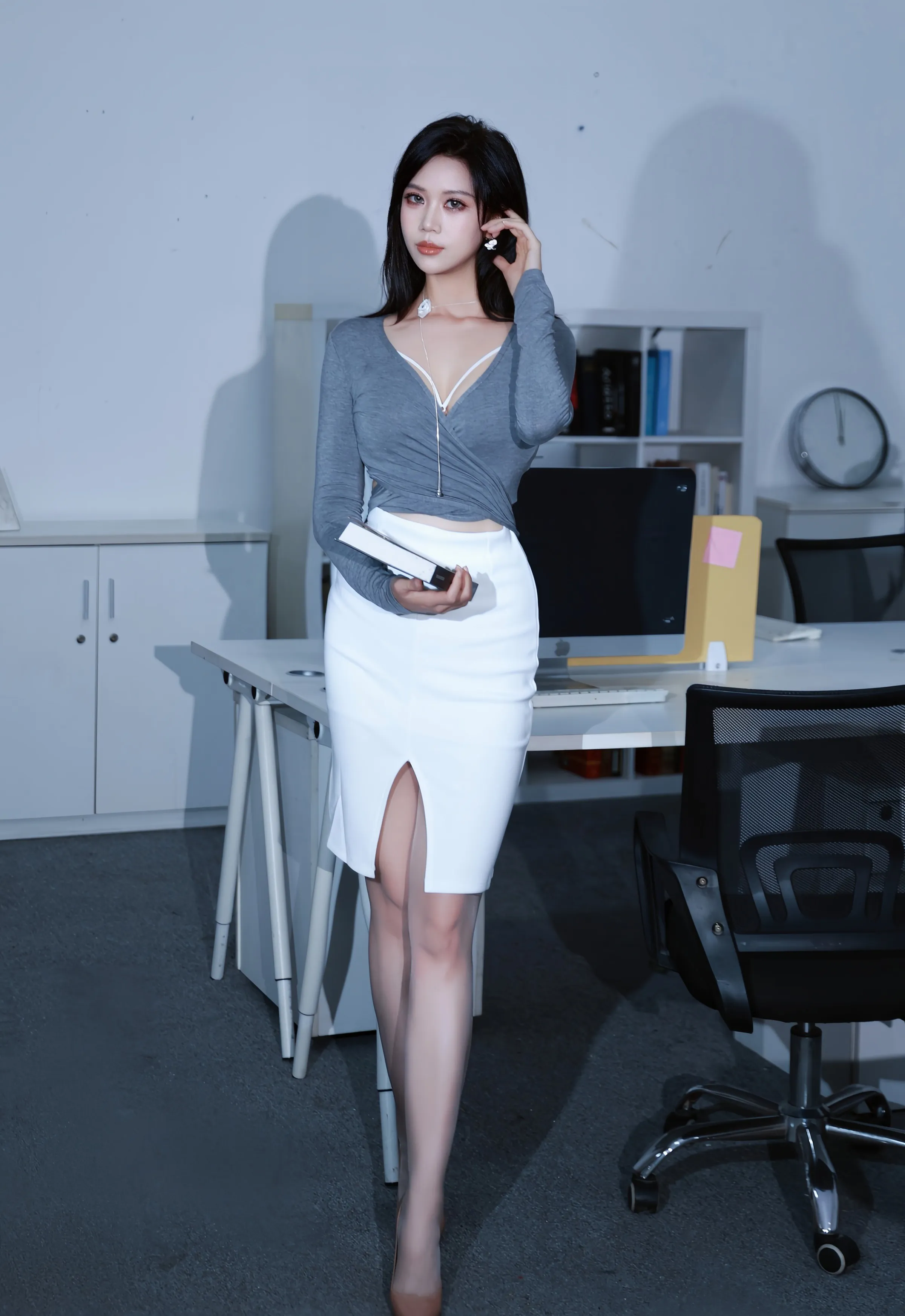 [XiuRen秀人网] 2025.09.18 No.10780 玫瑰我爱你 白色包臀裙 灰色丝袜 性感写真 [75+1P]