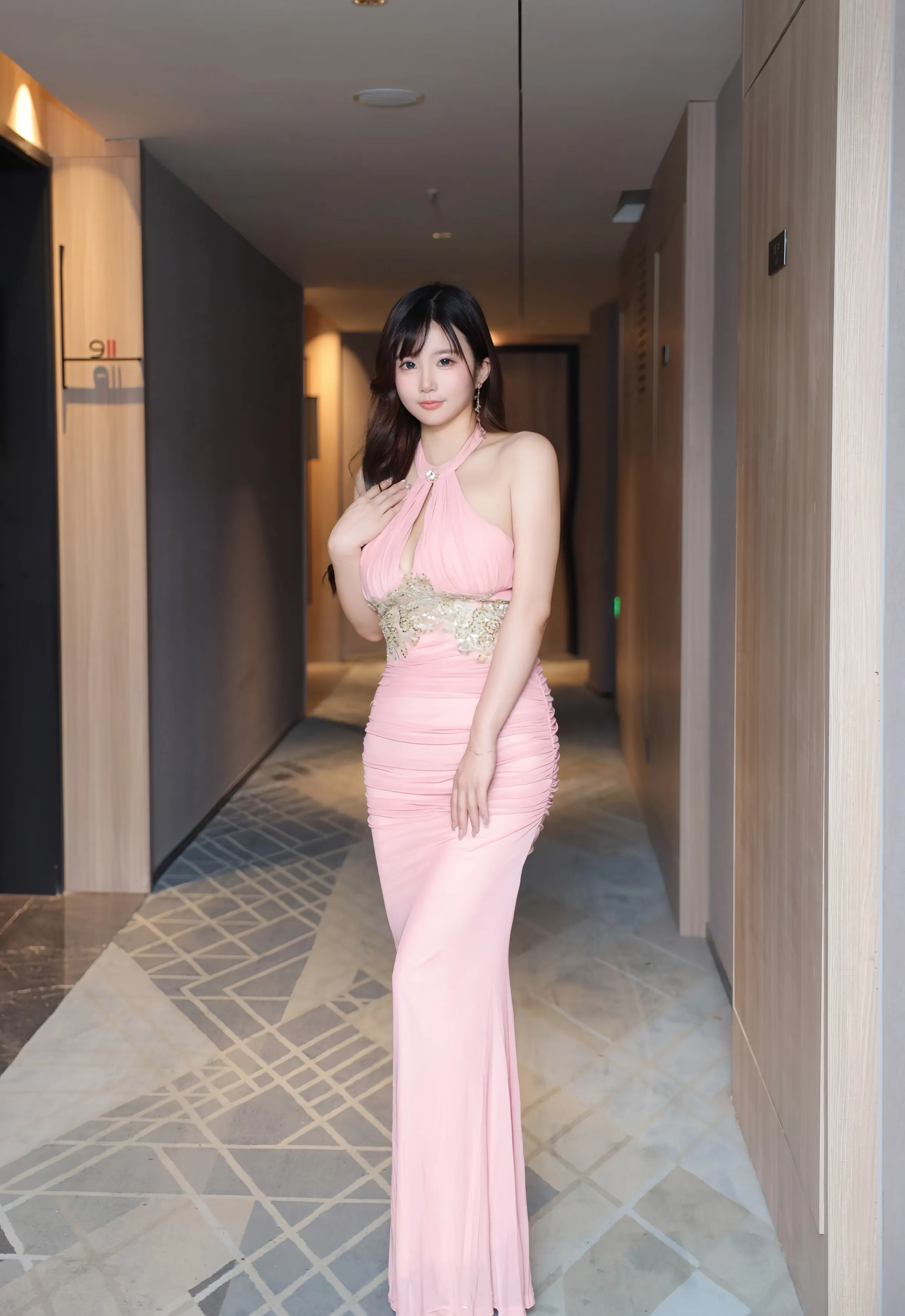 [XiuRen秀人网] 2025.09.19 No.10786 小肉肉咪 粉色长裙 性感写真 [62+1P]