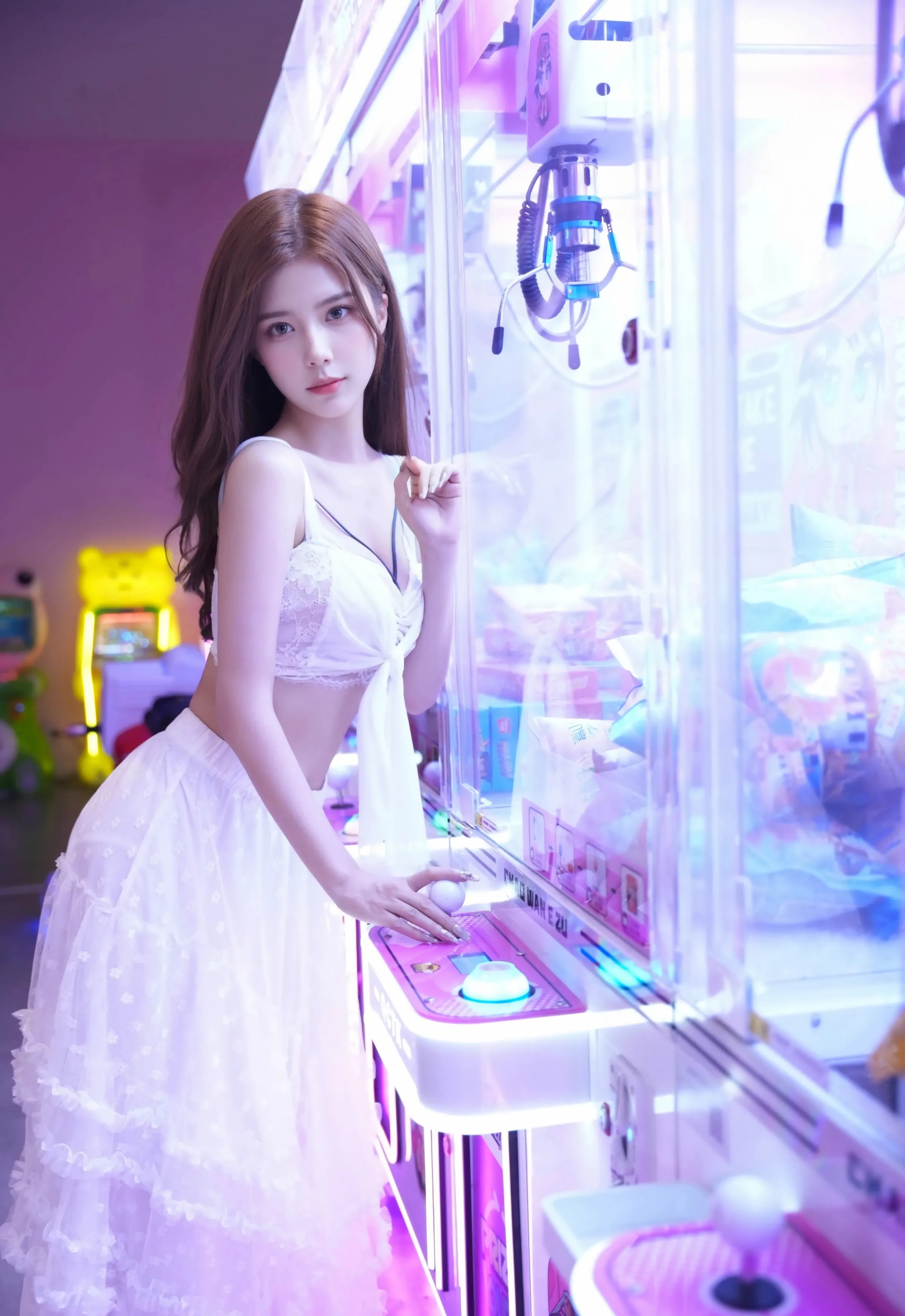 [XiuRen秀人网] 2025.09.22 No.10791 拍黄瓜girl 白色连衣裙 性感写真 [74+1P]