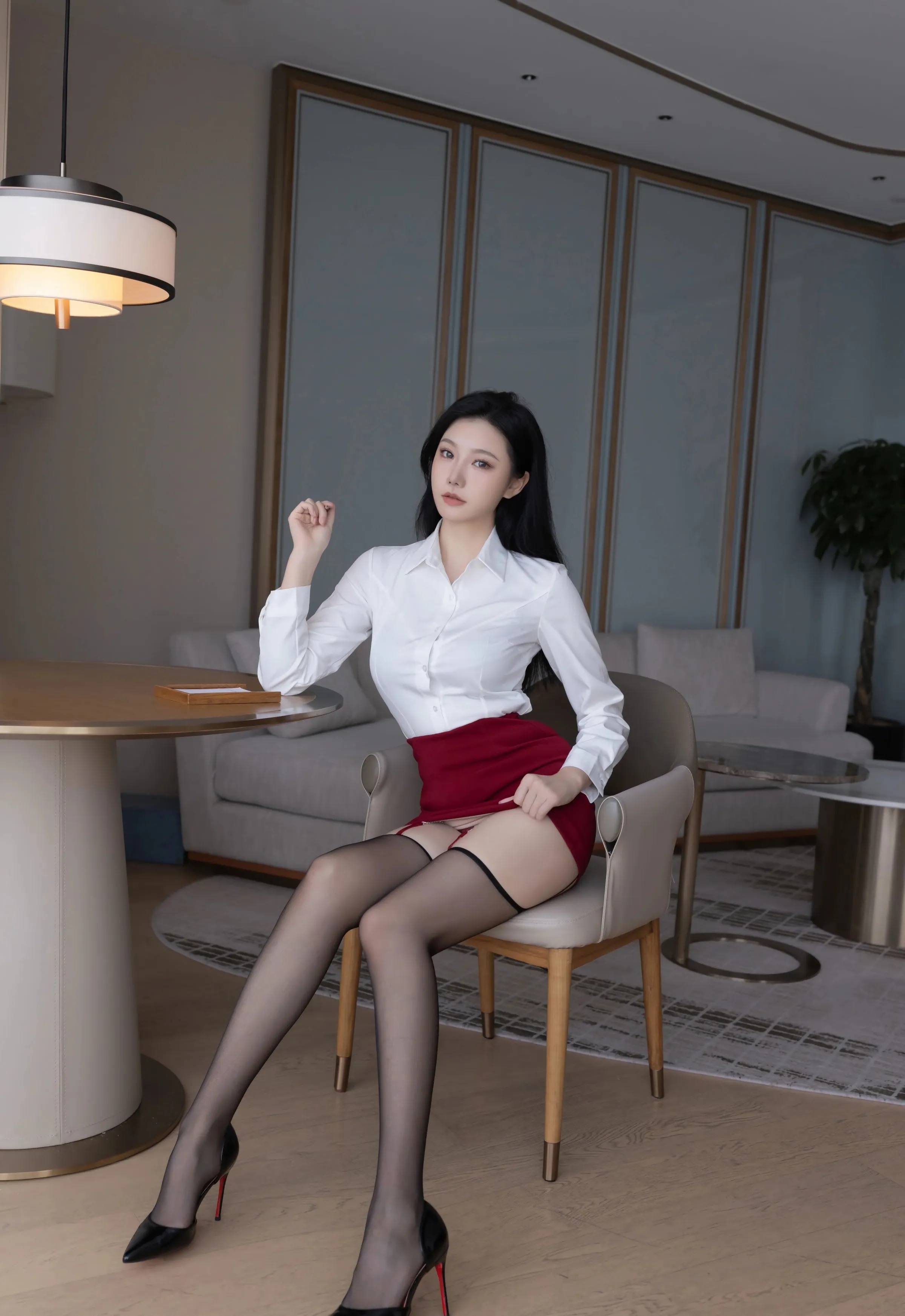 [XiuRen秀人网] 2025.09.23 No.10797 安然anran 红裙OL魅惑黑丝 性感写真 [77+1P]