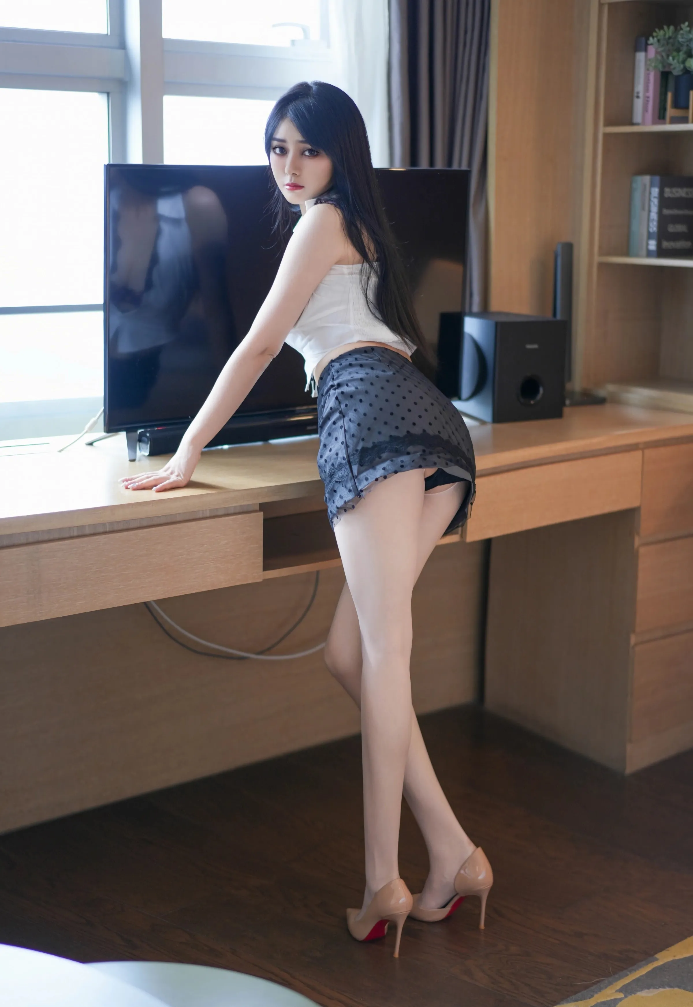 [YOUMI尤蜜荟] 2025.09.24 VOL.1169 凯竹Quinn 黑色蕾丝波点短裙 性感写真 [69+1P]