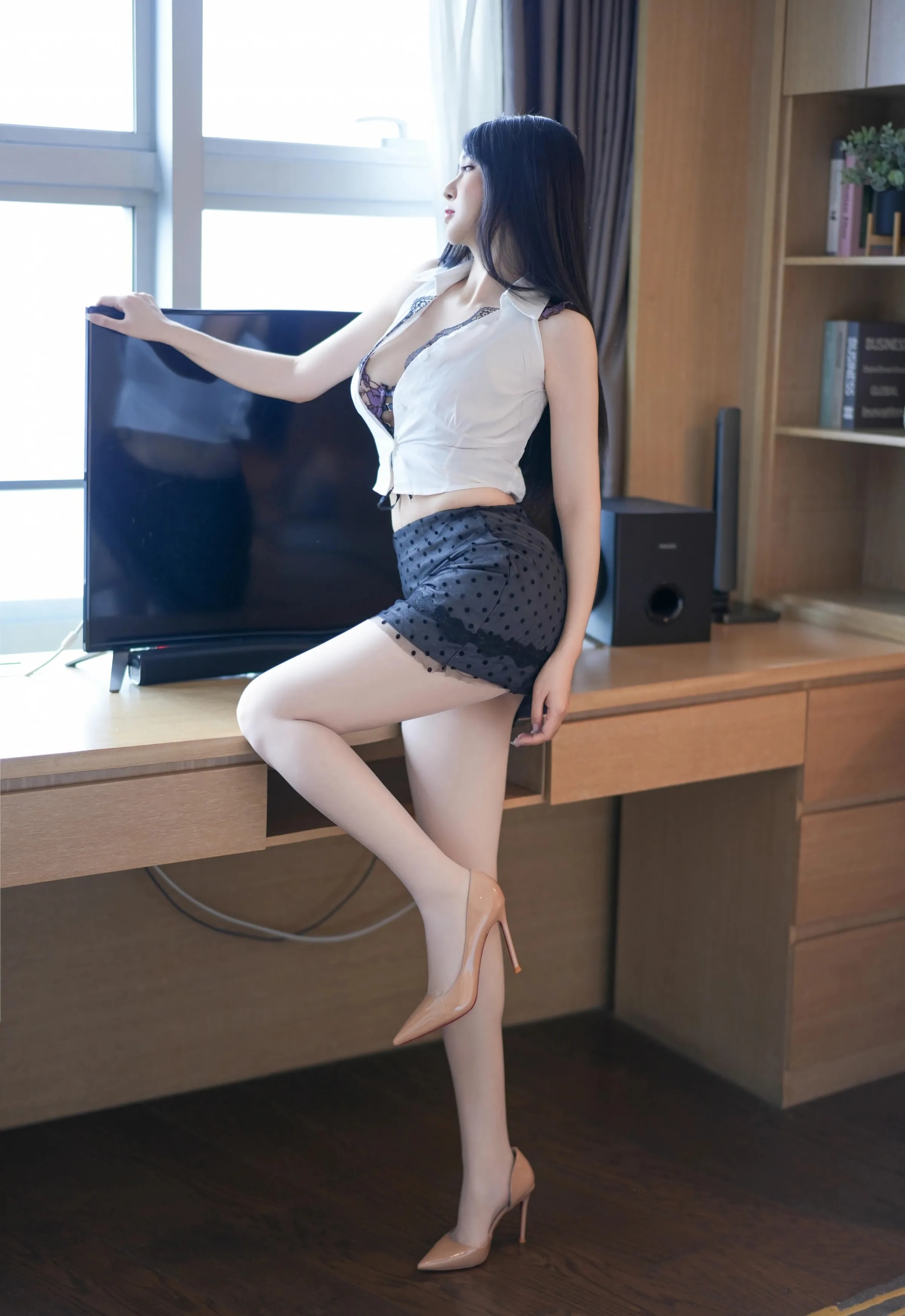 [YOUMI尤蜜荟] 2025.09.24 VOL.1169 凯竹Quinn 黑色蕾丝波点短裙 性感写真 [69+1P]