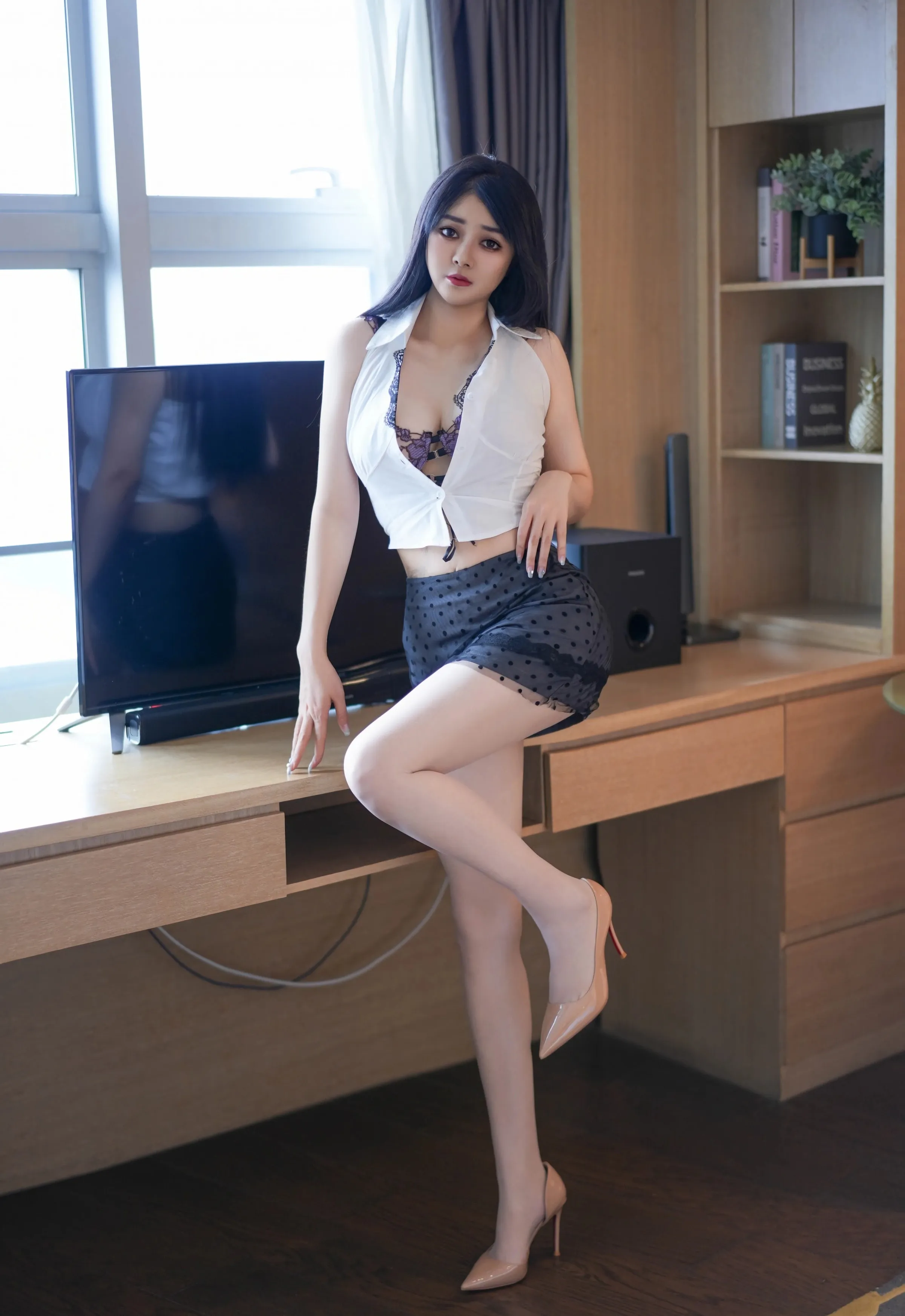 [YOUMI尤蜜荟] 2025.09.24 VOL.1169 凯竹Quinn 黑色蕾丝波点短裙 性感写真 [69+1P]