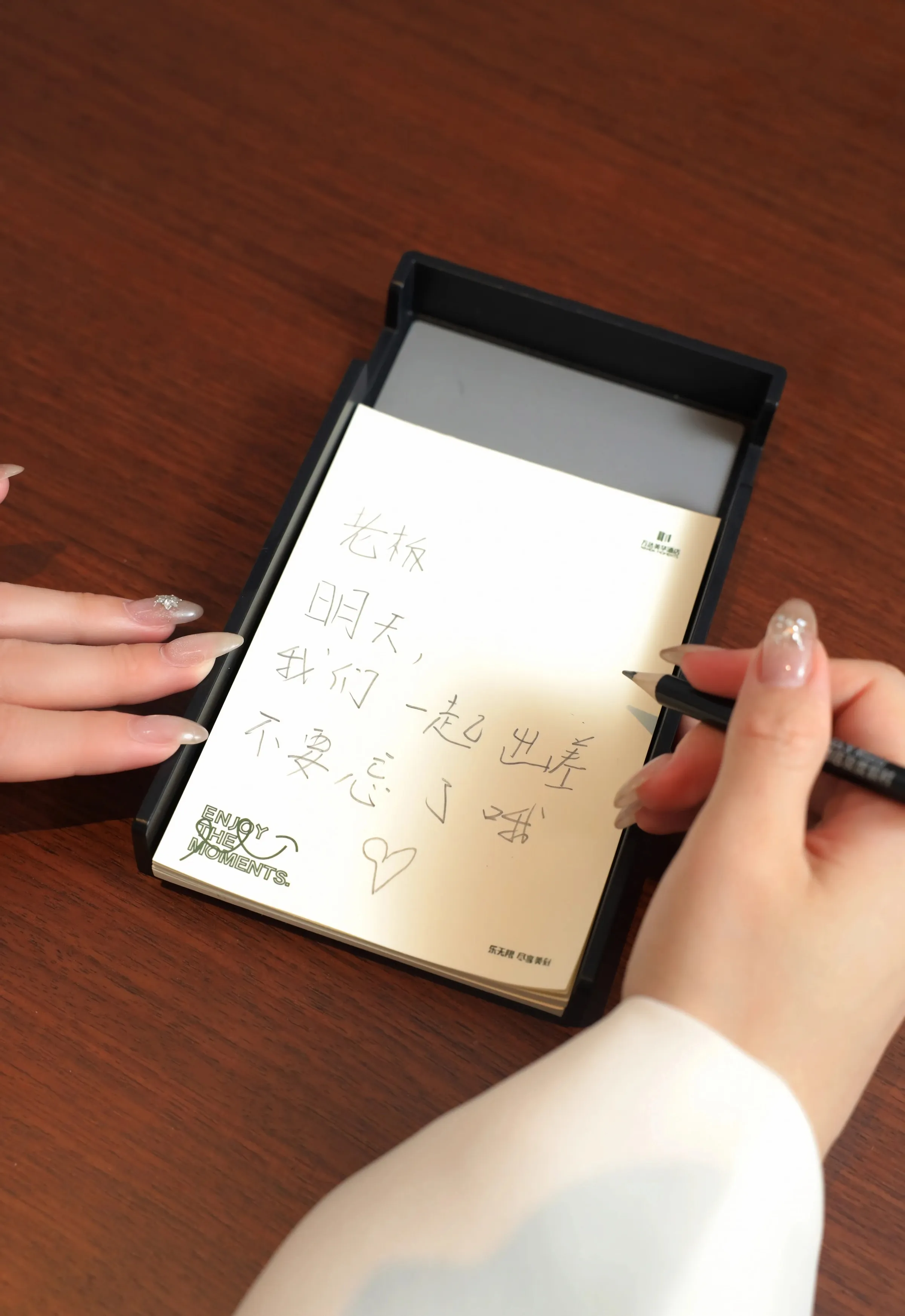 [XiuRen秀人网] 2025.09.25 No.10805 小肉肉咪 白色OL服饰 魅惑黑丝 性感写真 [72+1P]