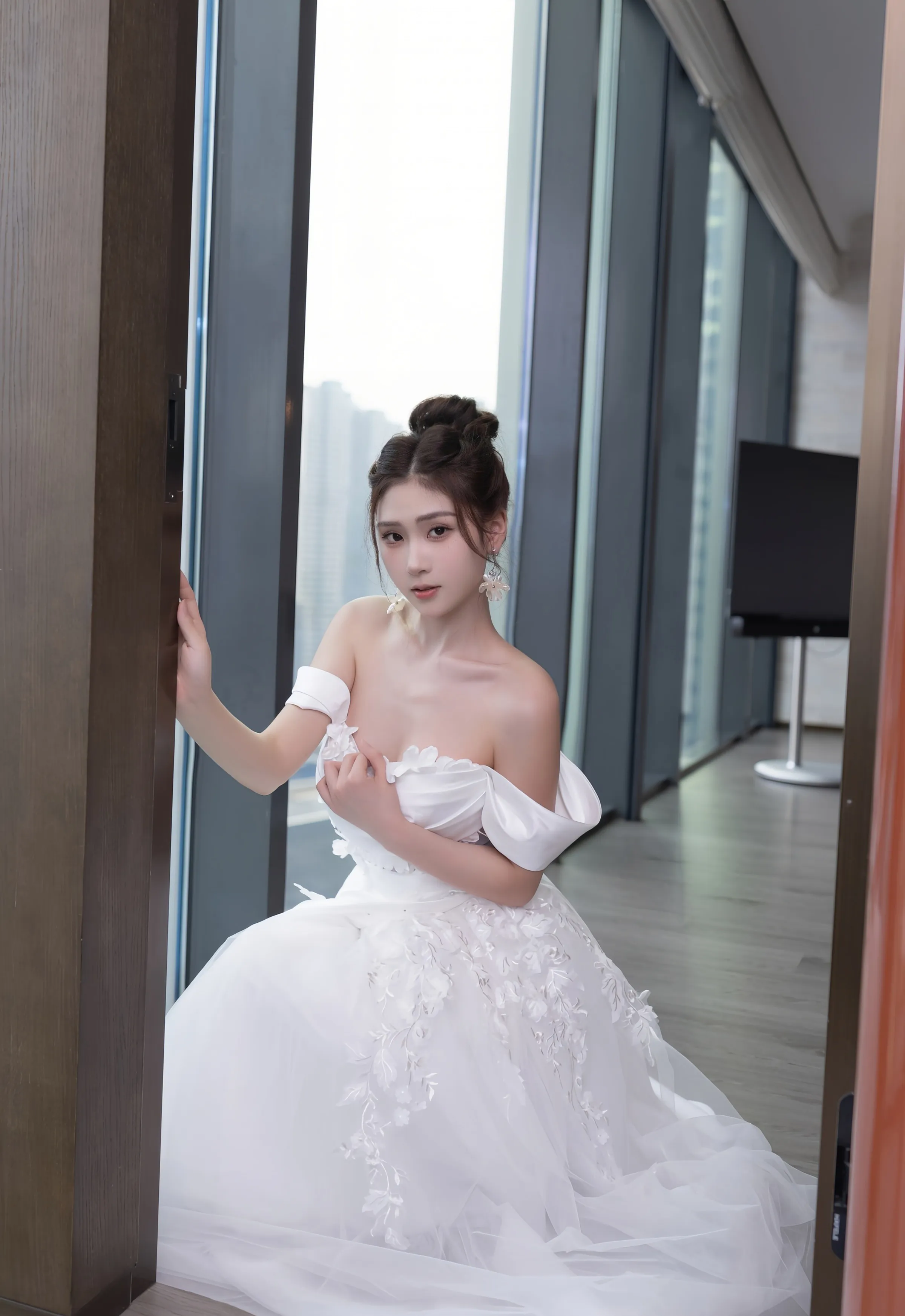 [XiuRen秀人网] 2025.09.26 No.10814 刘婷婷 白色婚纱 肉色丝袜 性感写真 [80+1P]